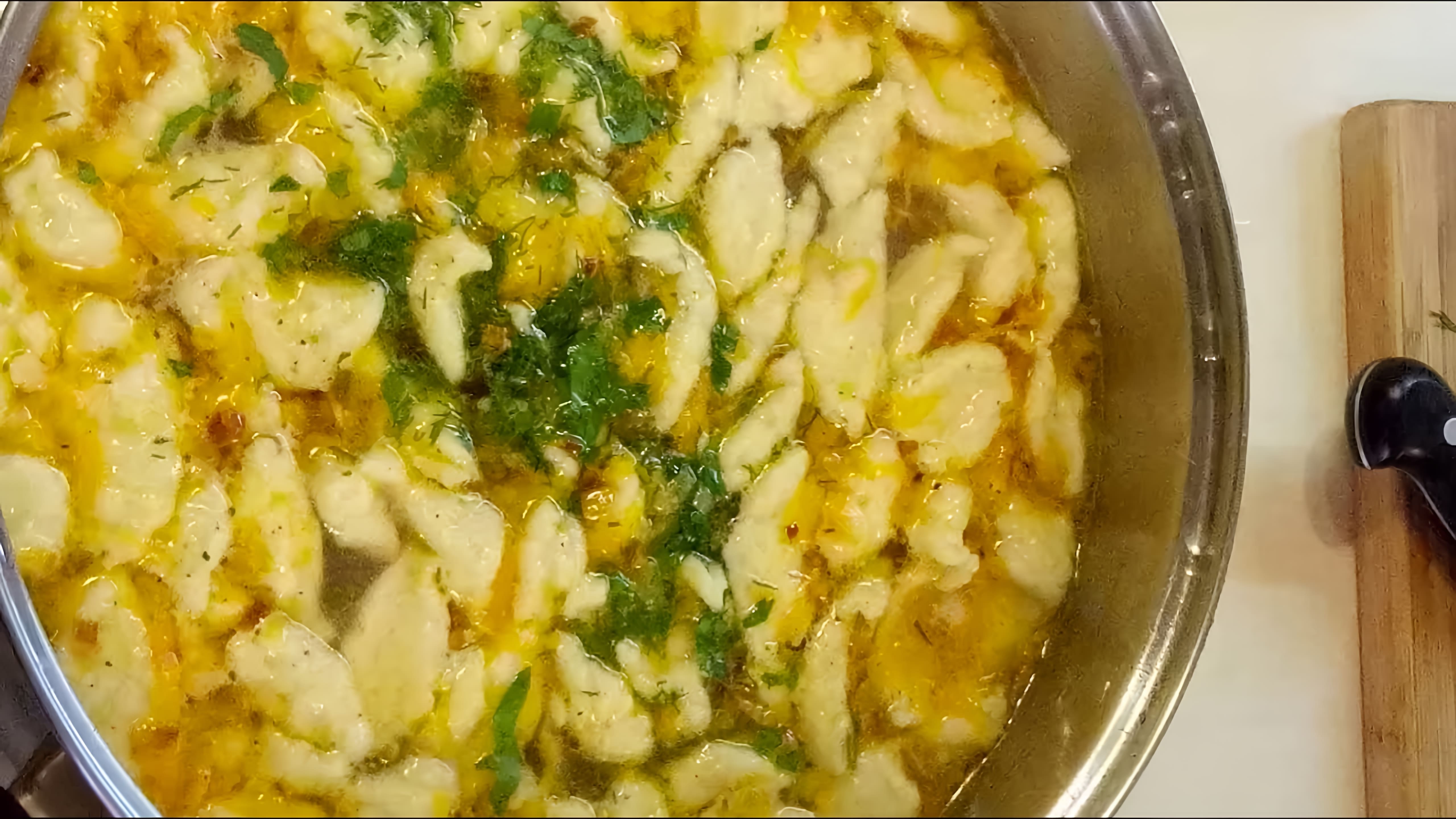 В этом видео-ролике вы увидите, как приготовить вкусный и сытный суп с клёцками на бульоне из свинины