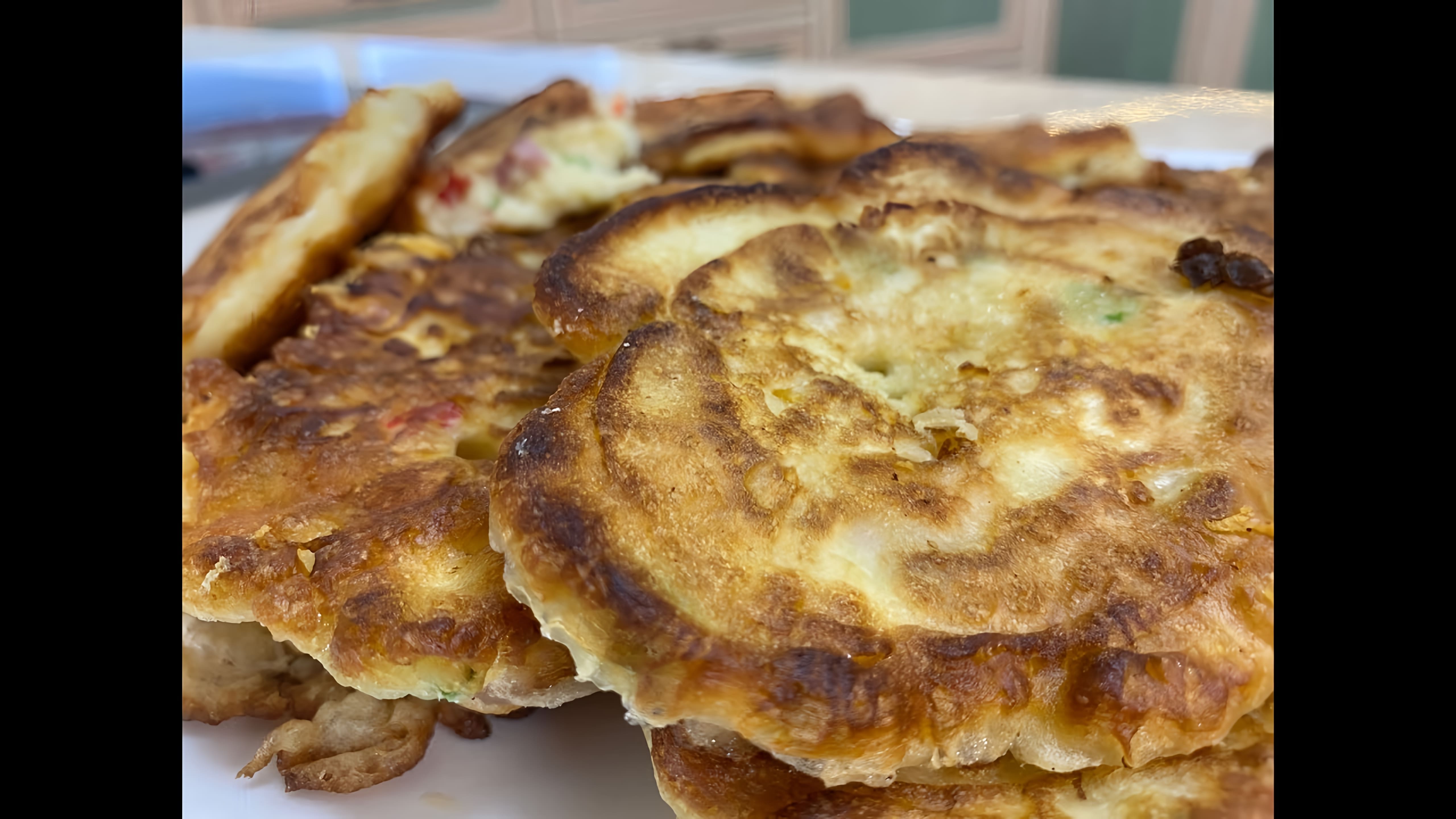 В этом видео блогер-кулинар из ЕАО готовит оладьи со вкусом пиццы