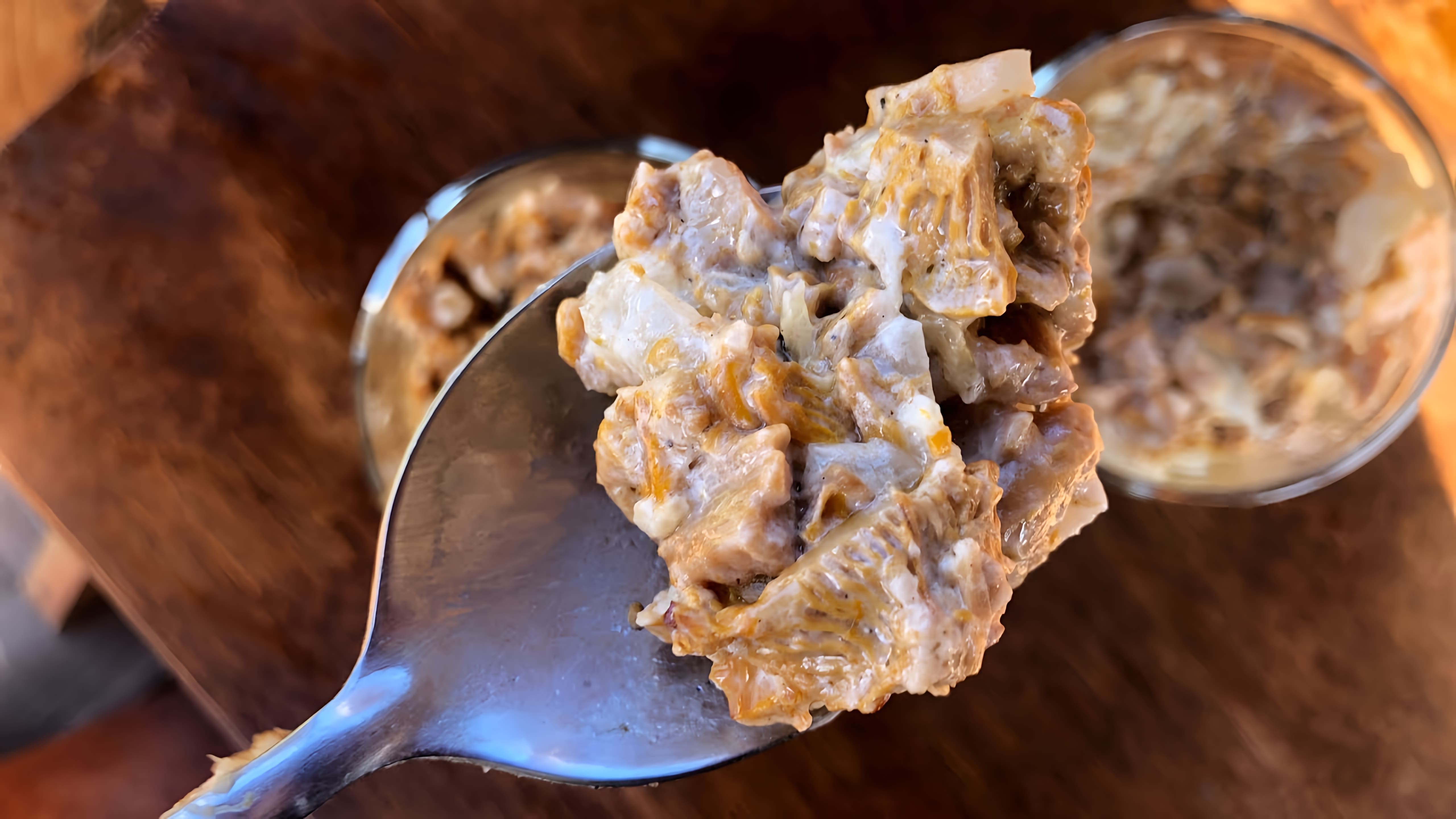 В этом видео демонстрируется рецепт приготовления грибного соуса из лисичек со сметаной