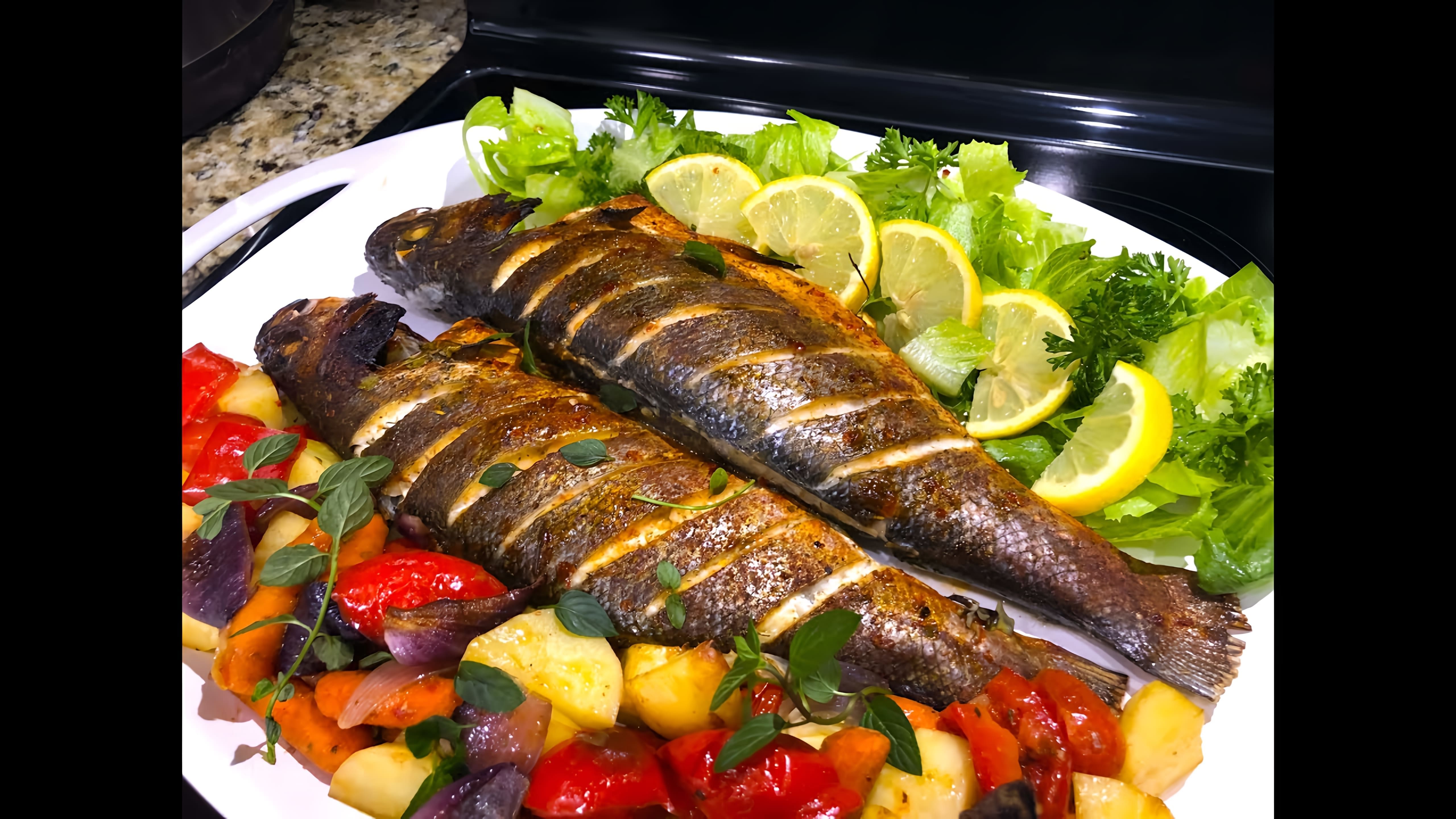 Видео рецепт запекания целой рыбы с овощами в духовке