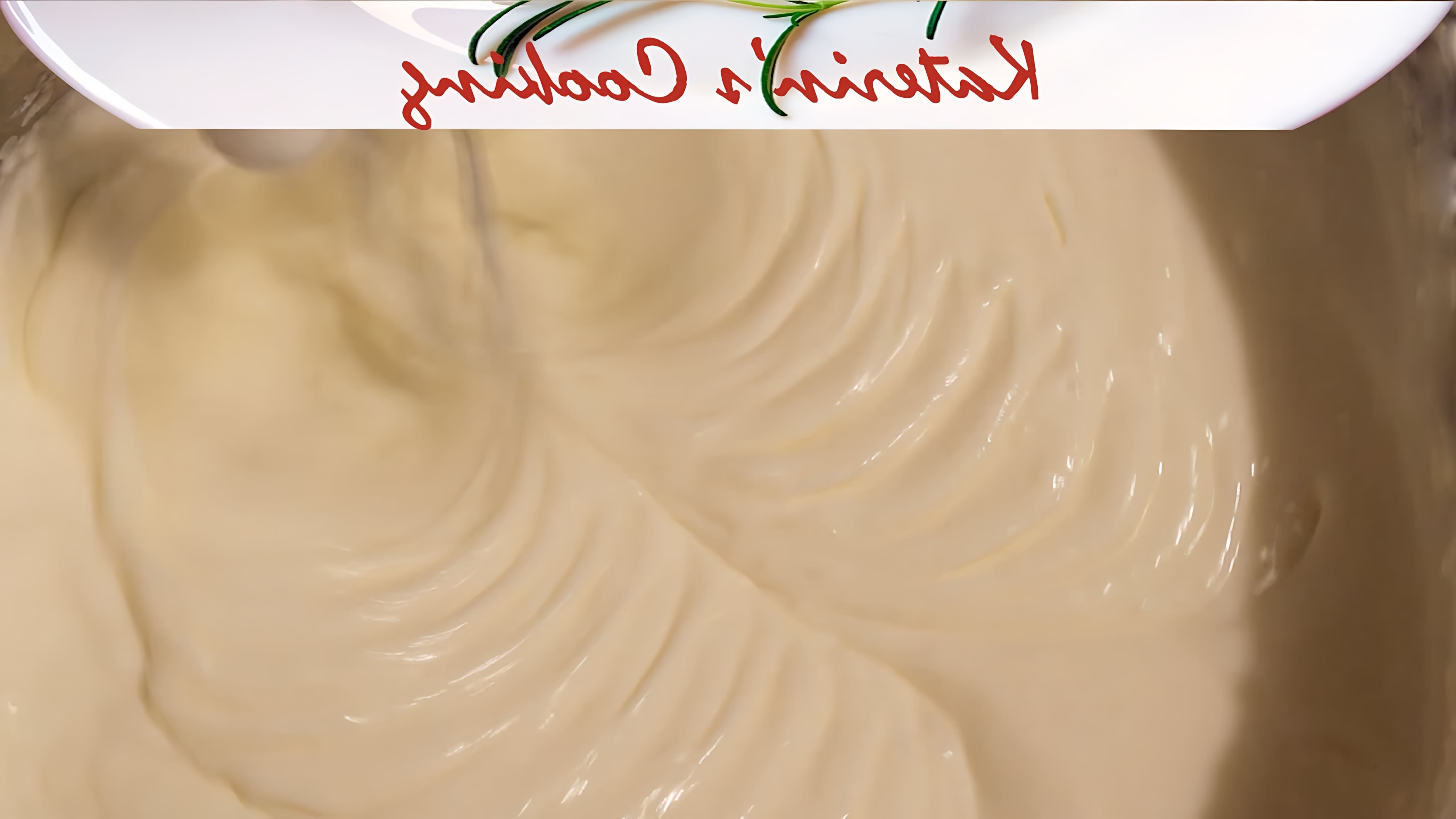 В этом видео демонстрируется процесс приготовления сметанно-масляного крема