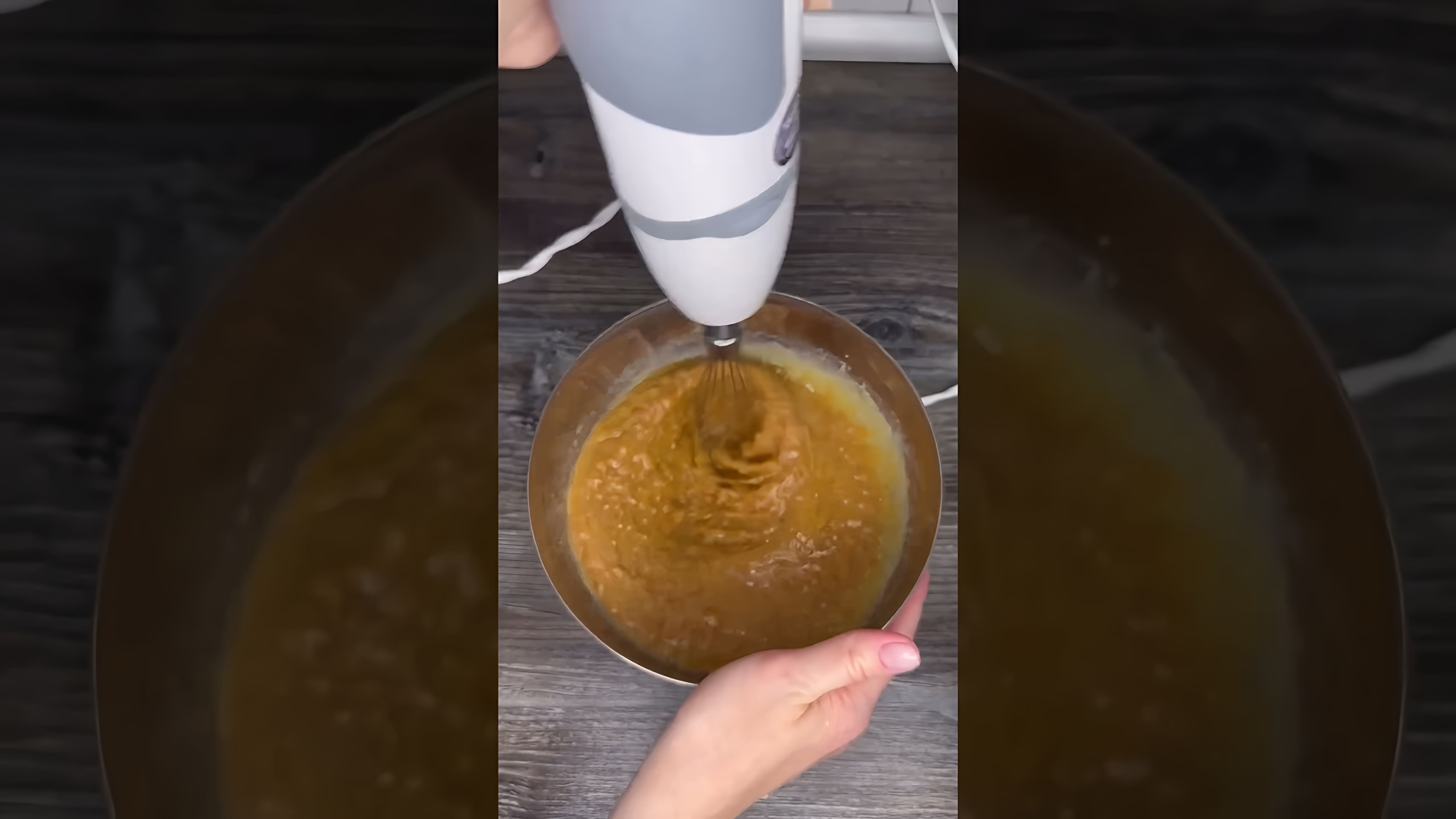В этом видео демонстрируется рецепт приготовления пятиминутного торта "Муравейник" без выпечки
