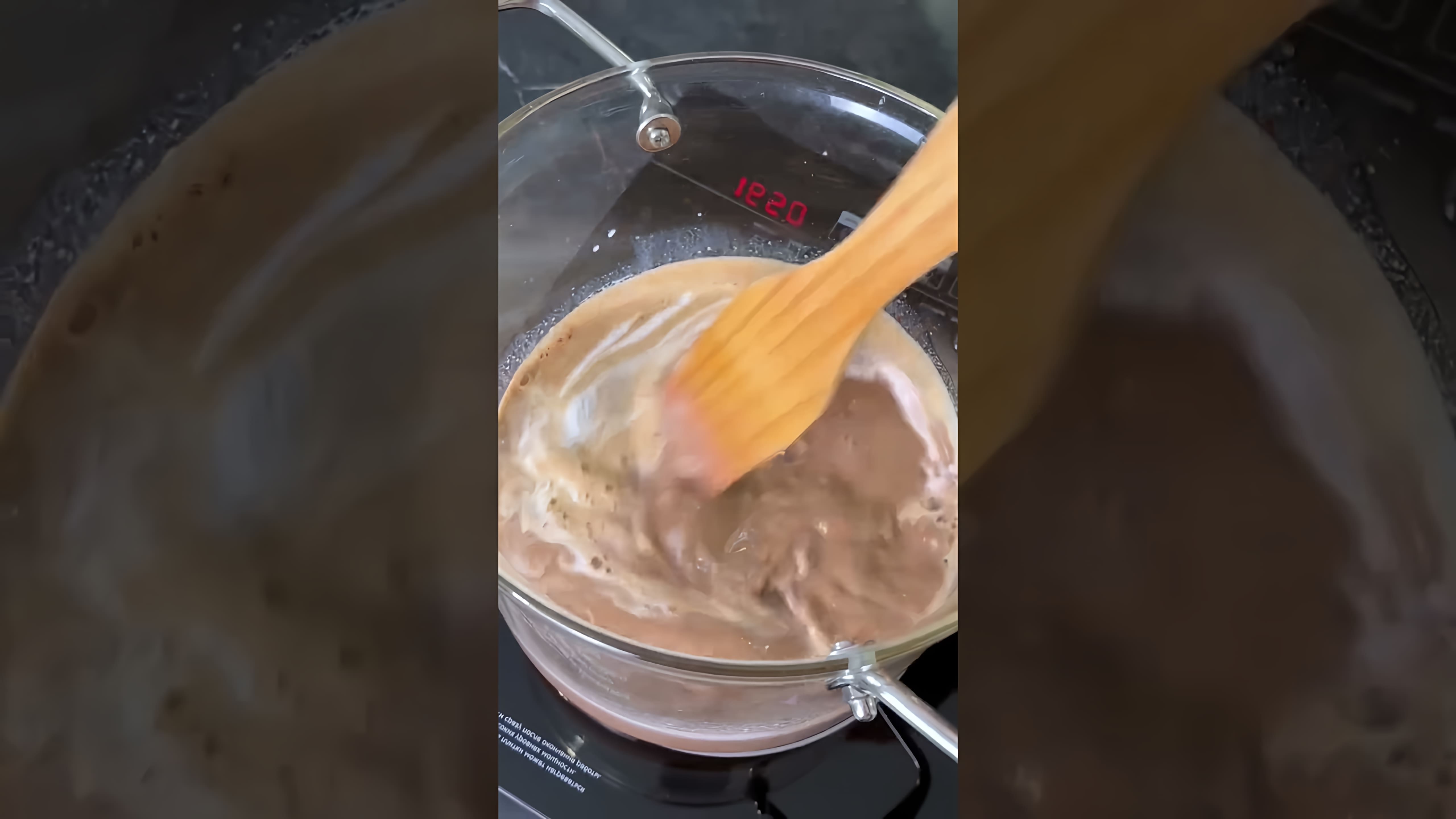 В этом видео демонстрируется рецепт шоколадного десерта без использования духовки и желатина