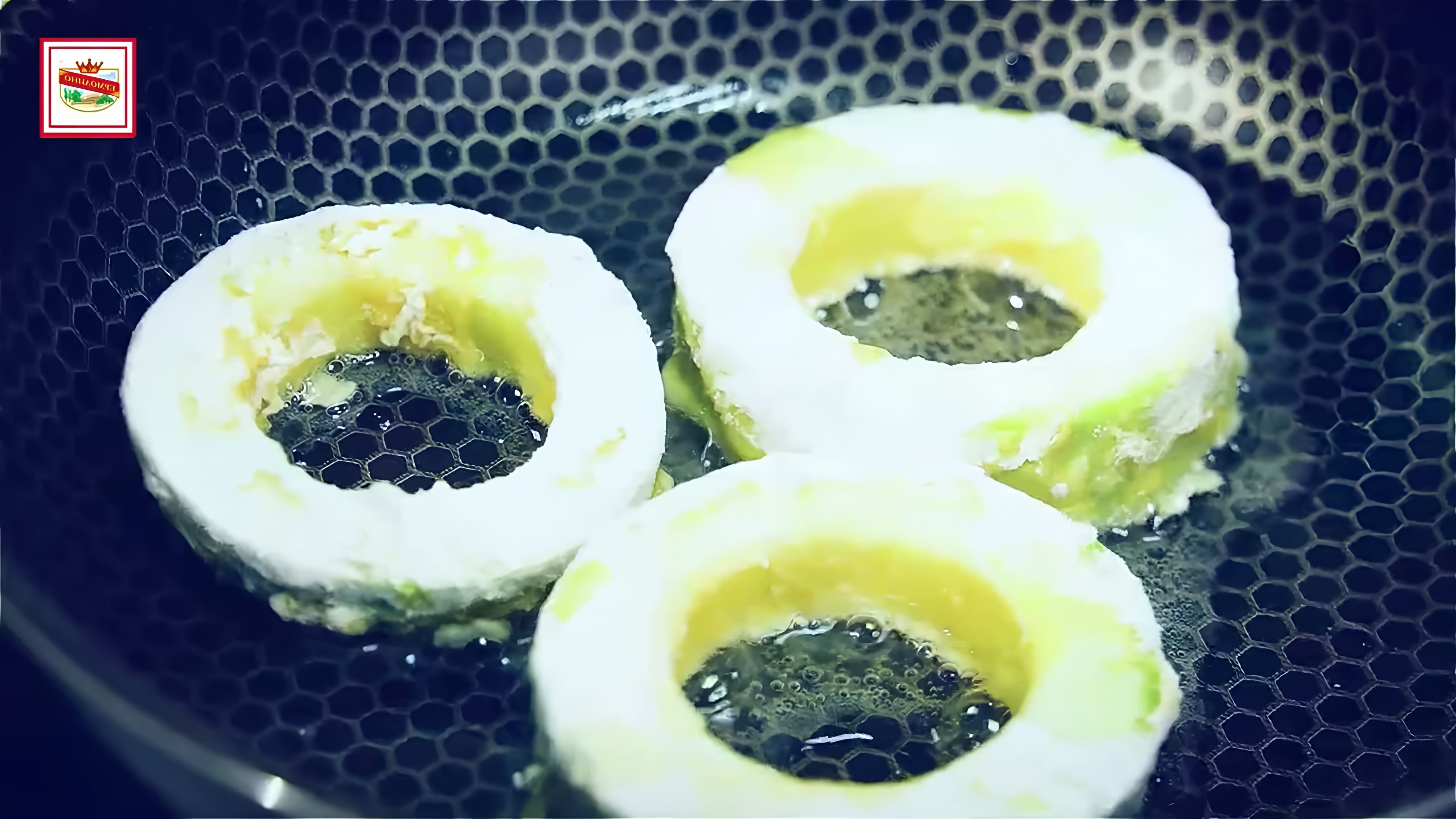 В этом видео-ролике показан процесс приготовления кабачков с колбасой и сыром на сковороде