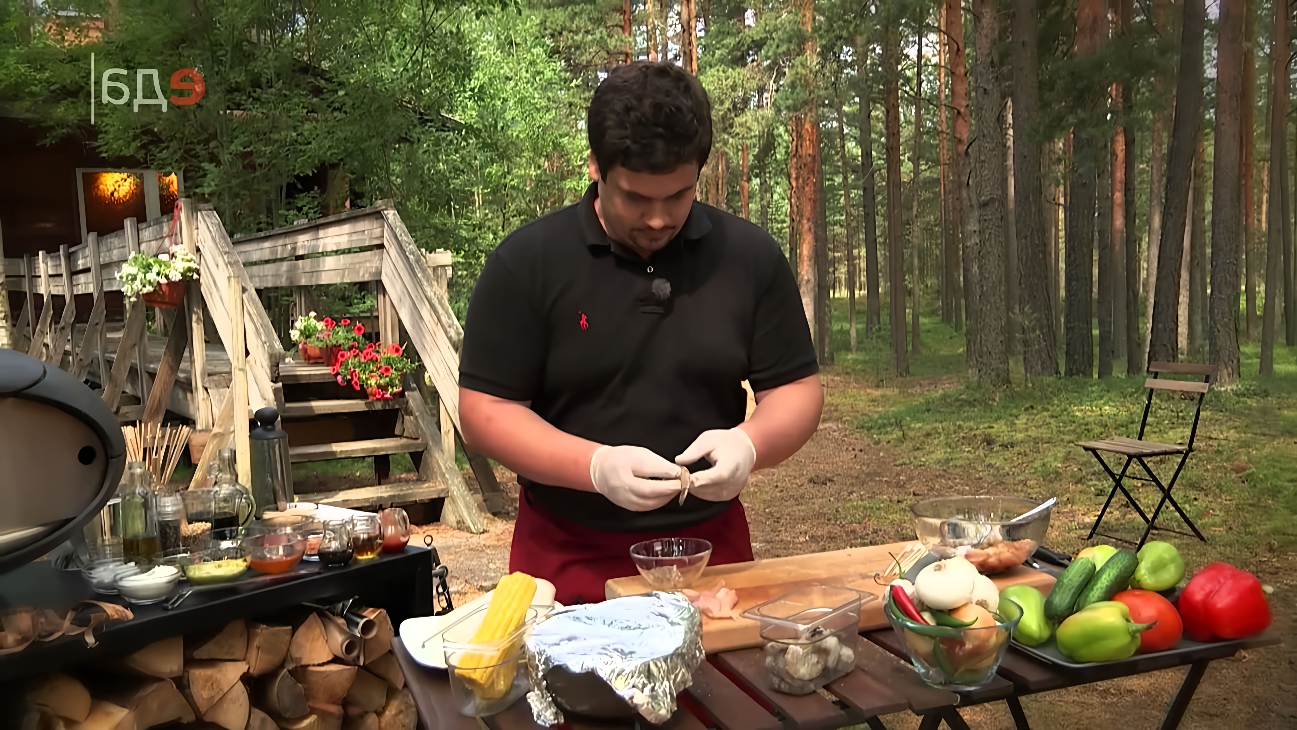 В этом видео мы видим, как готовится три блюда: тортилья со стейком, шашлычки с курицей и креветками, а также овощи гриль
