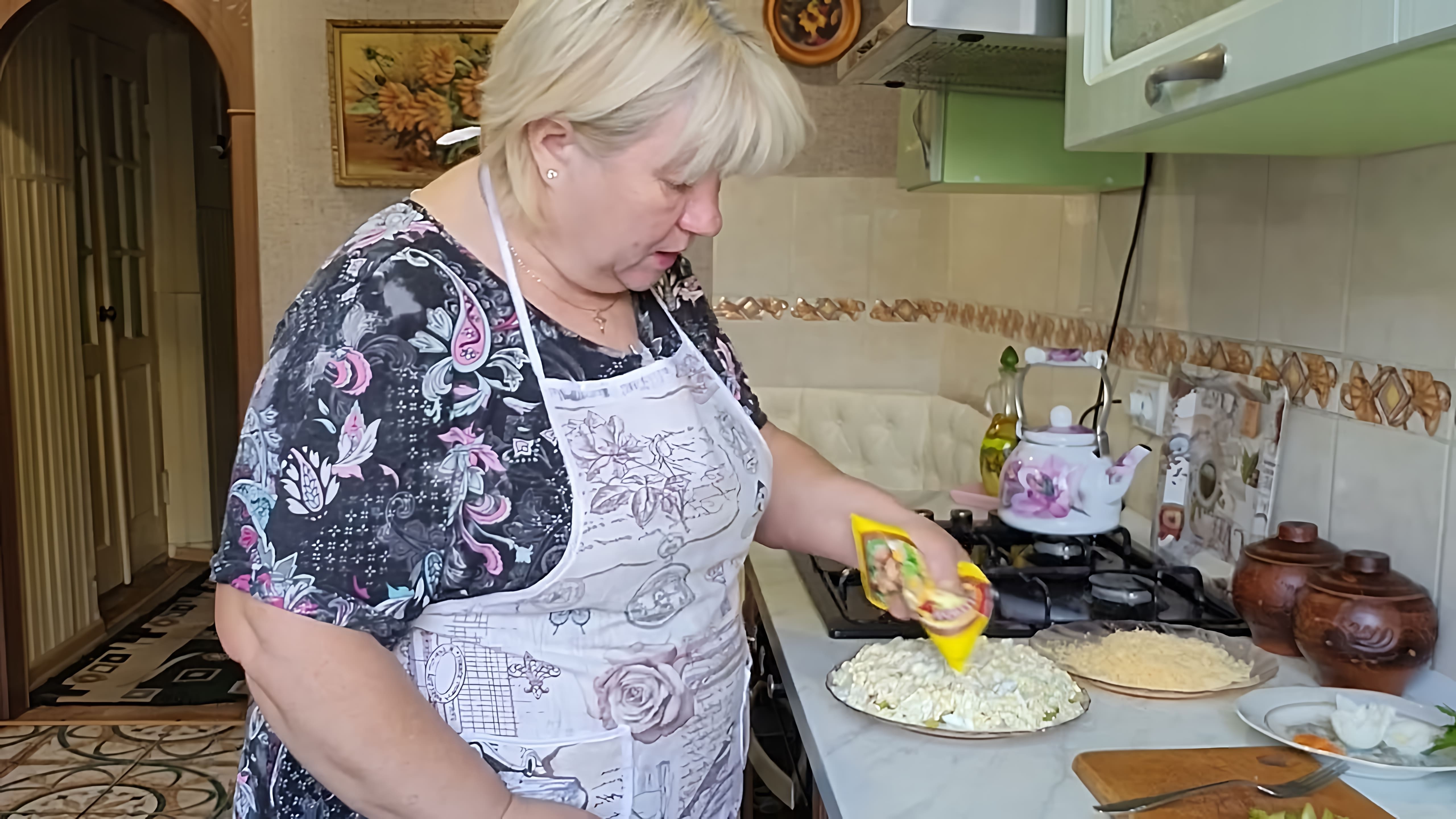 В этом видео Лариса показывает, как приготовить салат с рыбными консервами