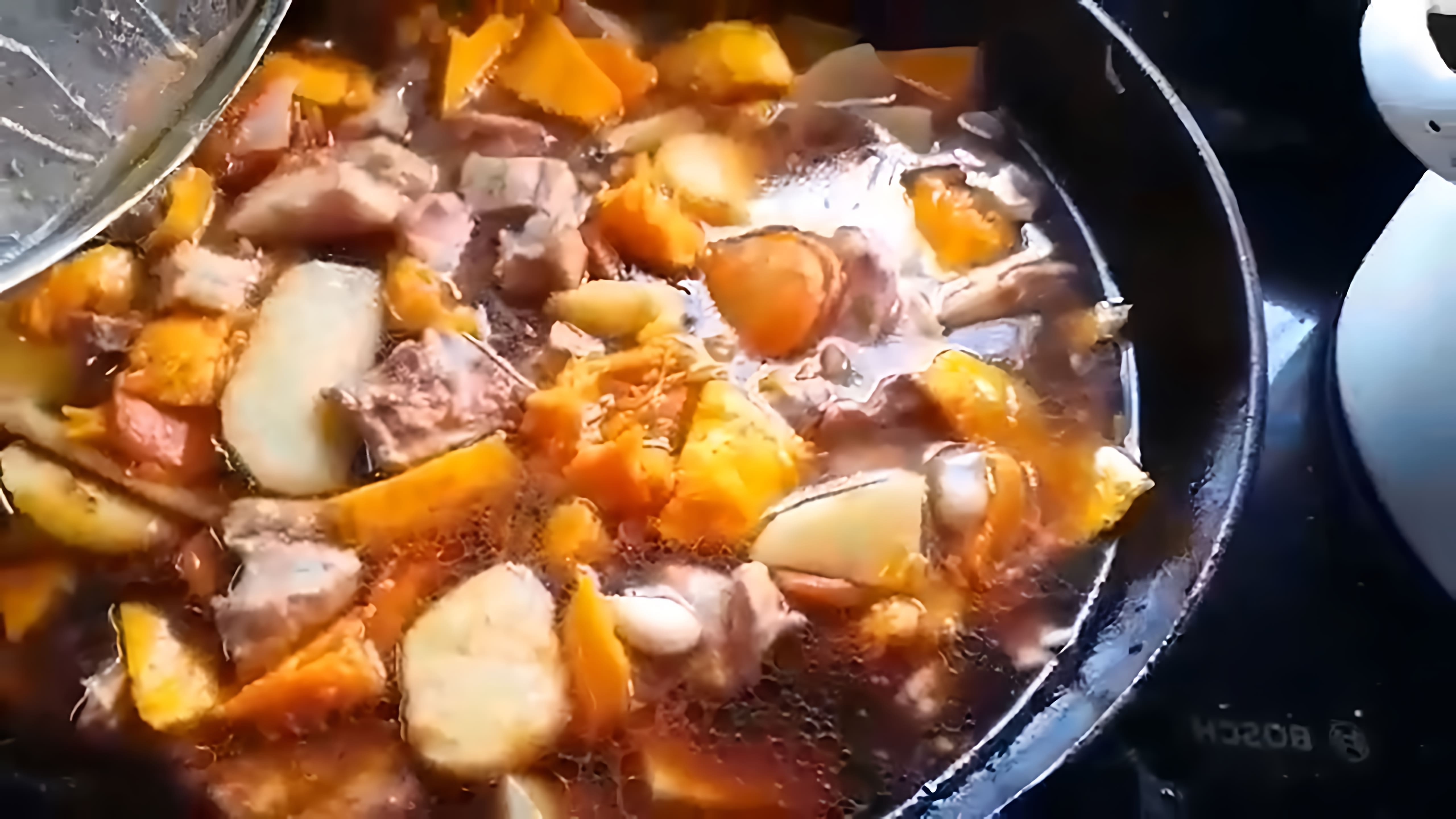 В этом видео демонстрируется процесс приготовления свинины с тыквой