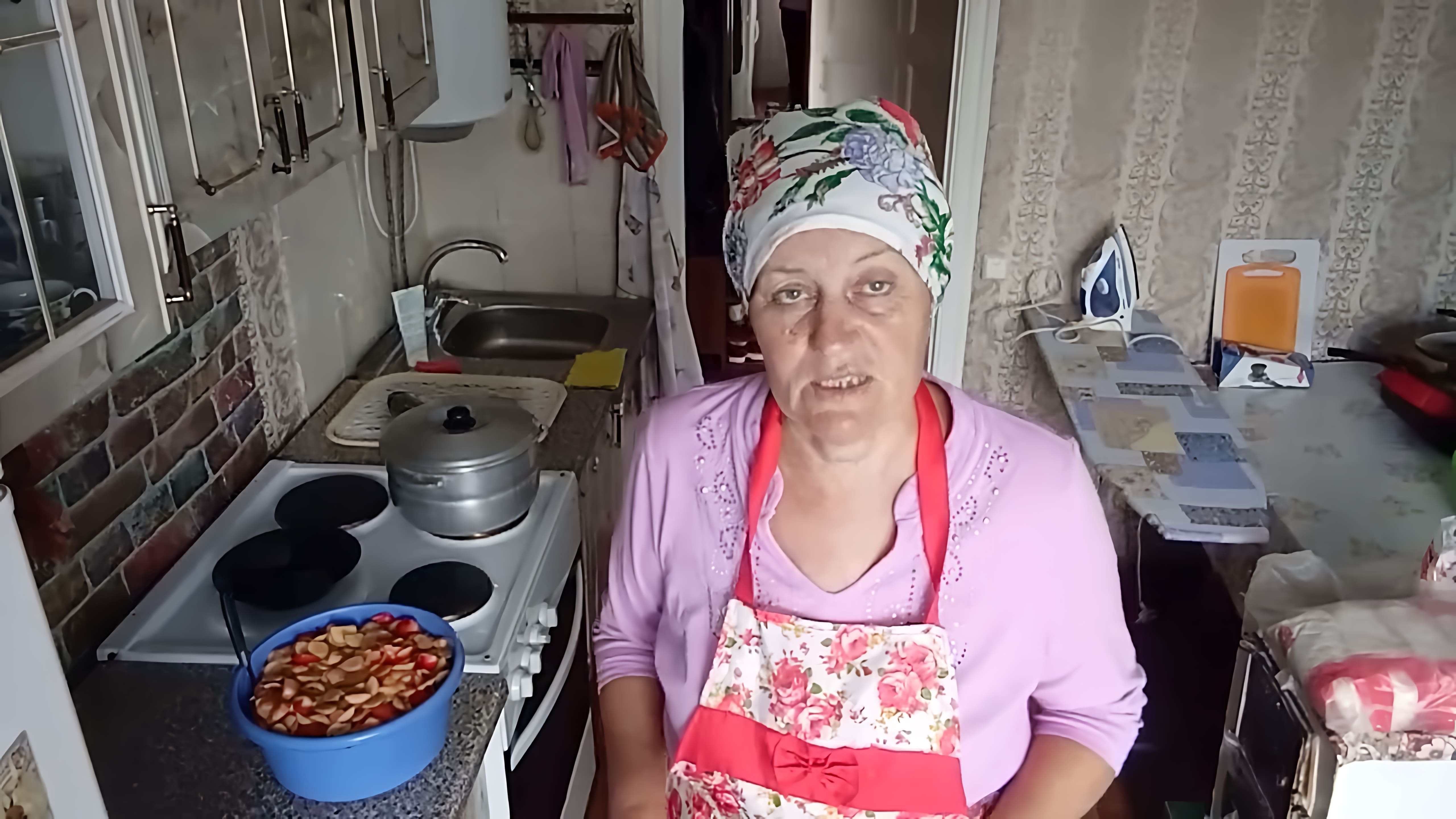 В этом видео женщина рассказывает о своих домашних делах, включая приготовление малосольных огурцов, варенья из яблок и повидла в духовке