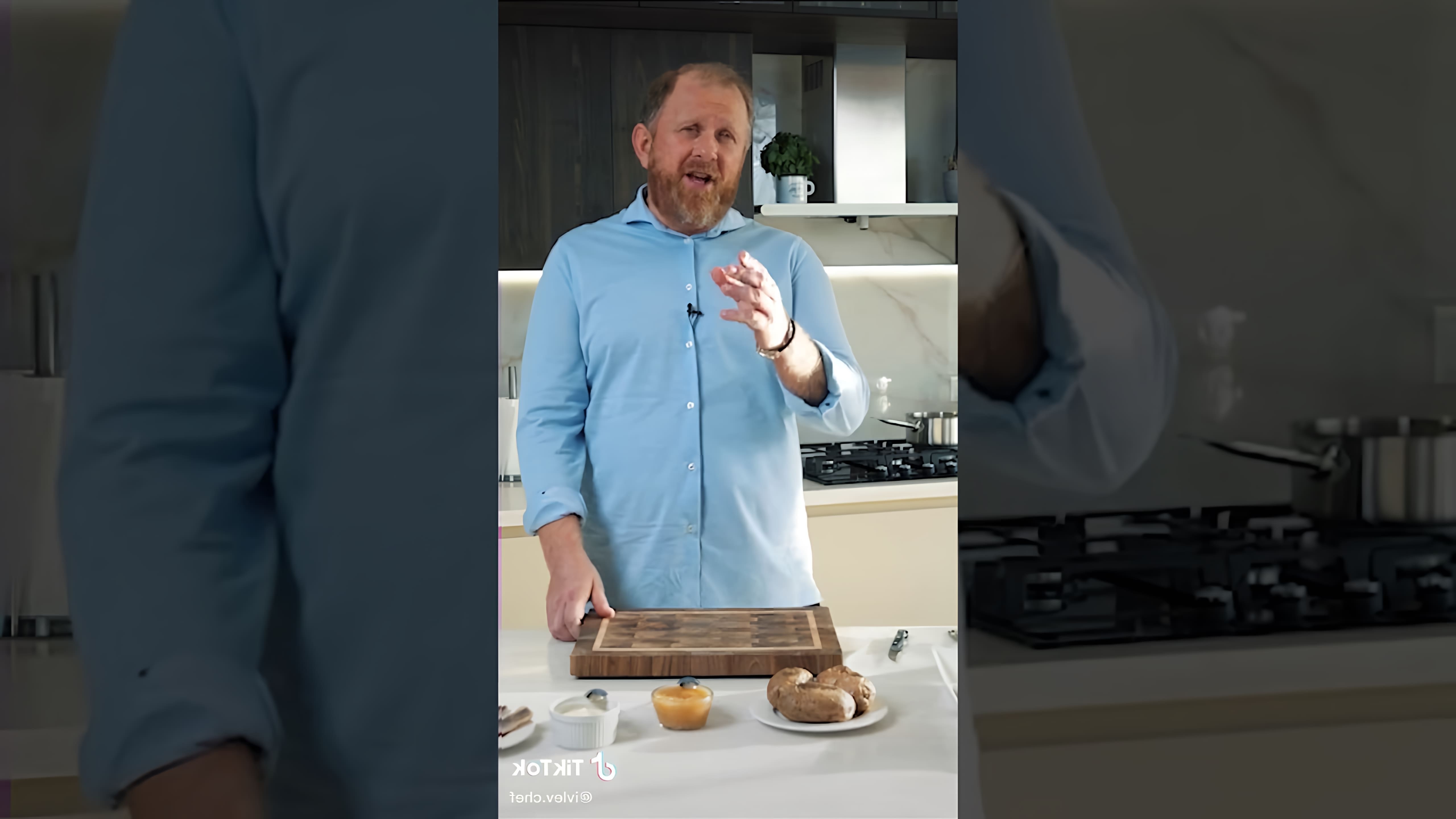 В этом видео шеф-повар предлагает свой вариант приготовления салата "Сельдь под шубой"