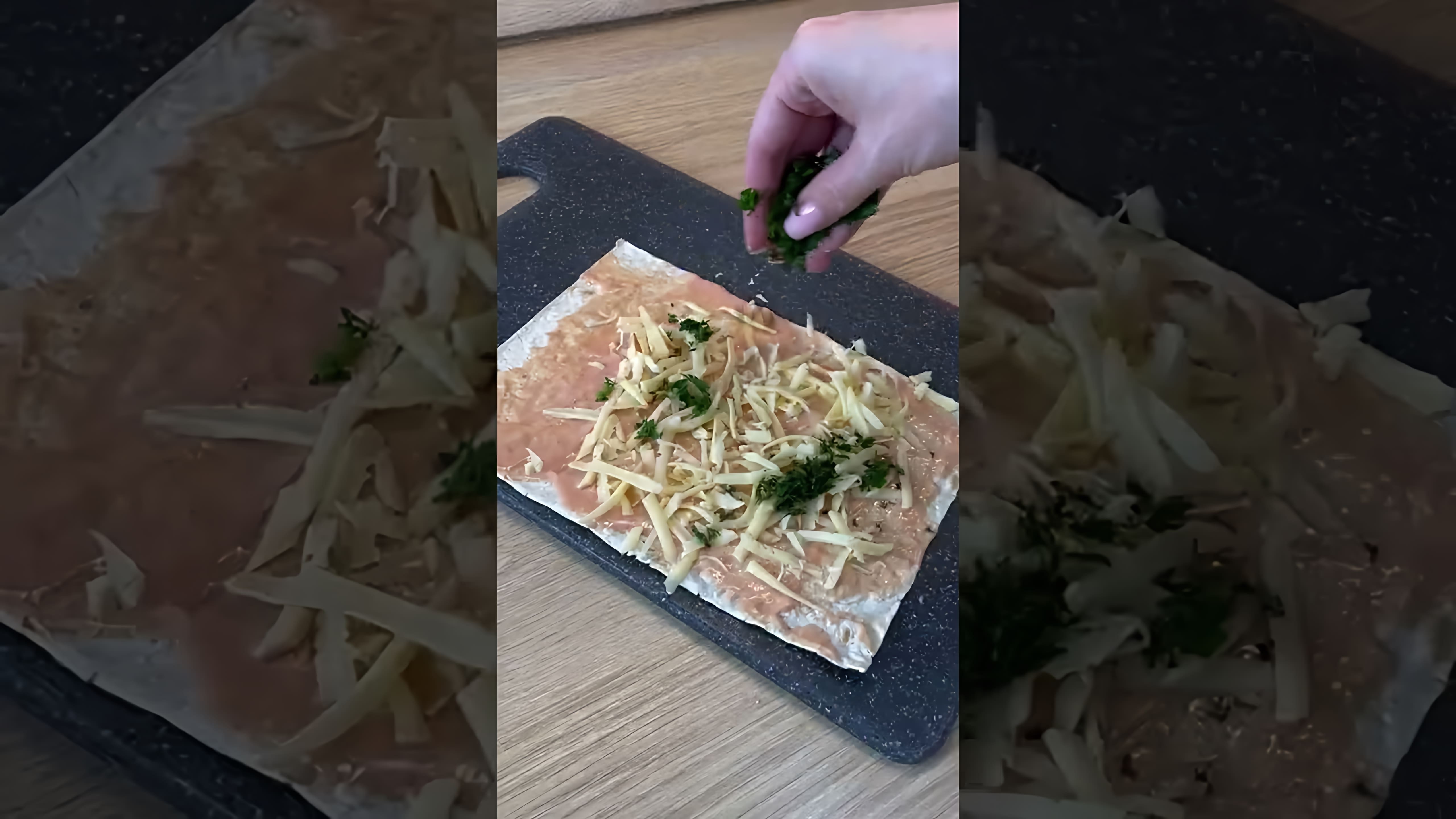 В этом видео демонстрируется рецепт приготовления сосисок в лаваше