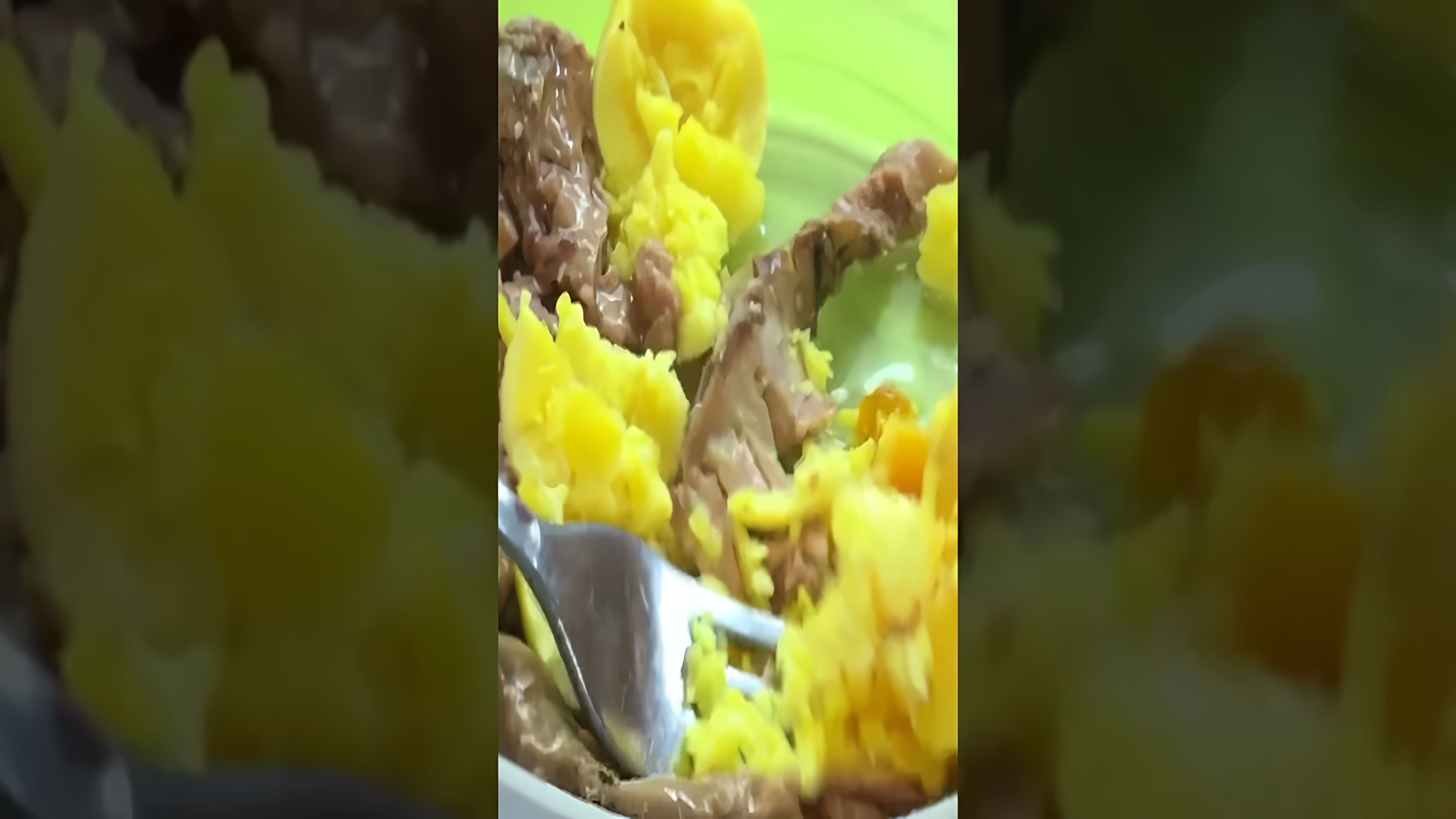 В этом видео демонстрируется процесс приготовления салата из печени трески, яиц, риса и салатных листьев