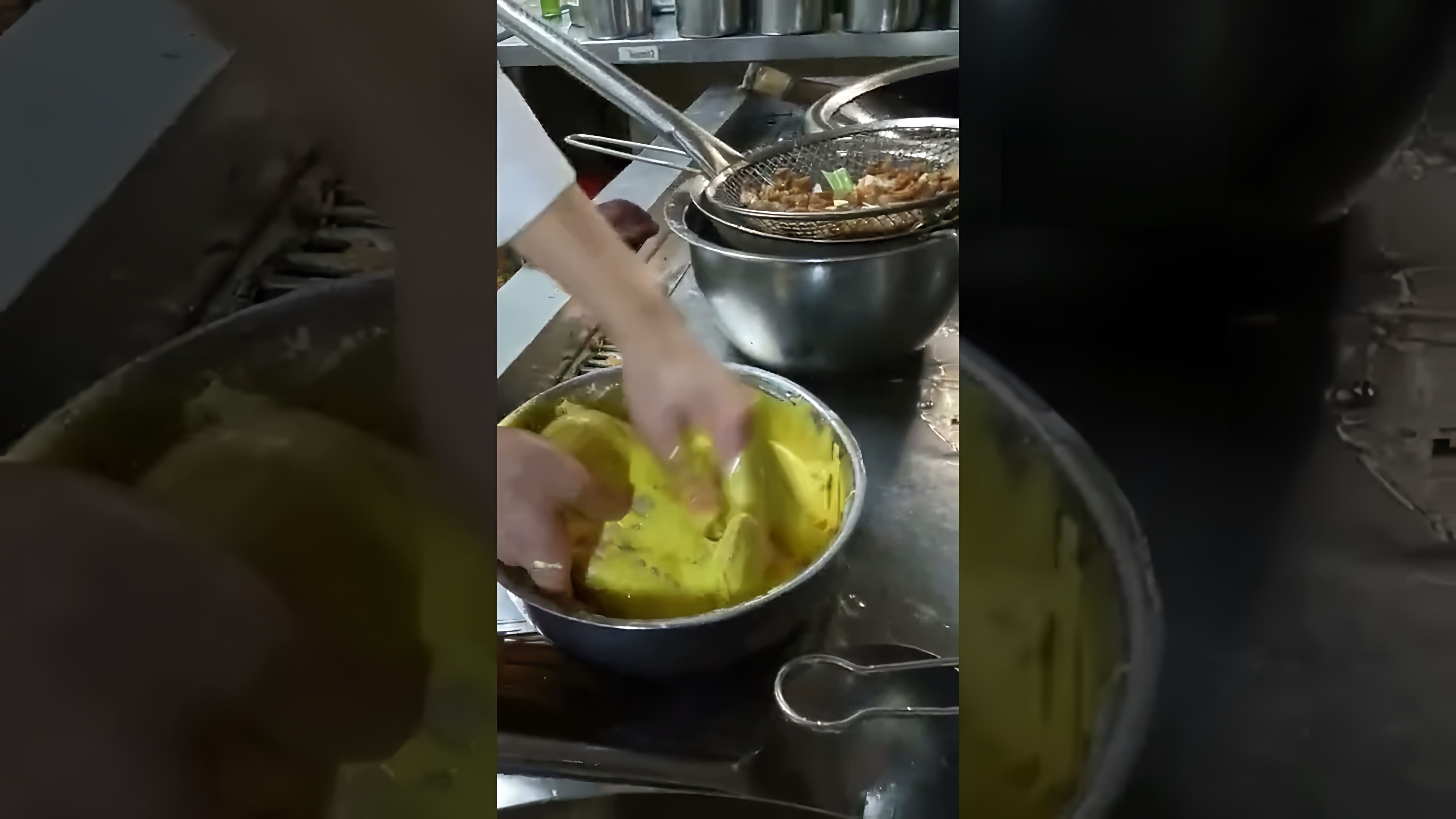 В этом видео-ролике мы увидим, как приготовить нашумевшую курицу в кляре, обжаренную в масле