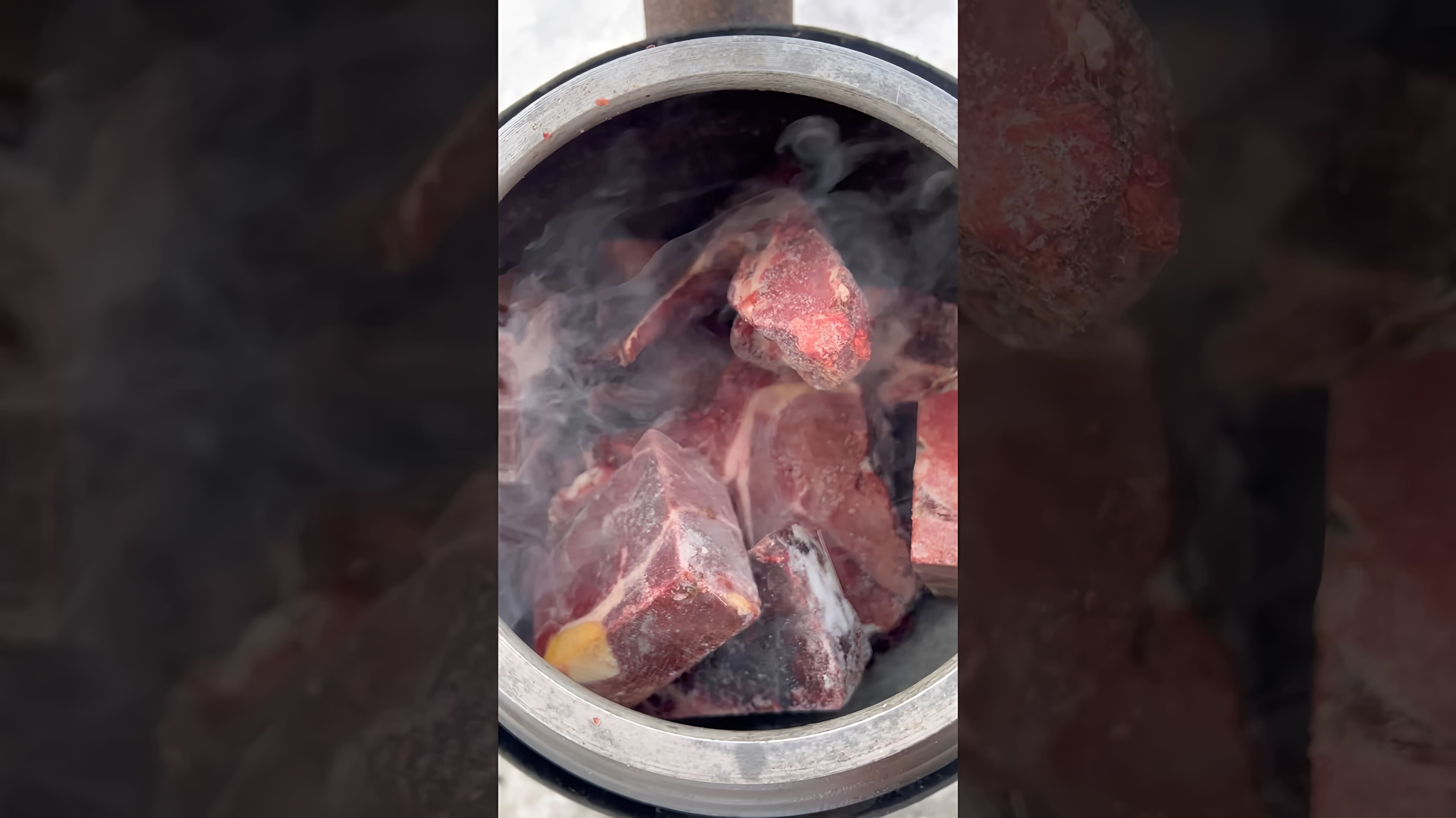 В этом видео-ролике демонстрируется процесс приготовления мяса в афганском казане