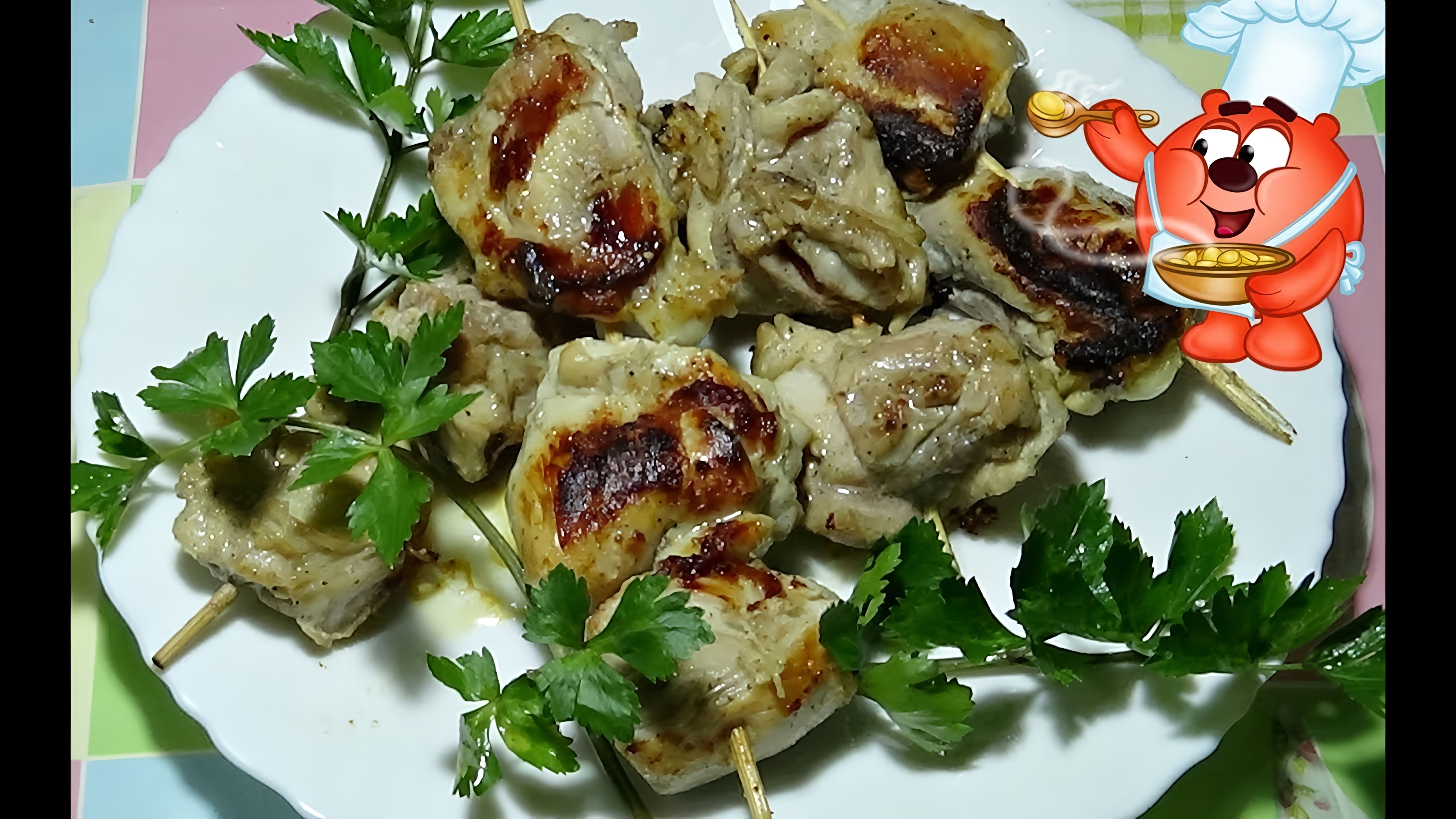 В этом видео-ролике будет показан простой и быстрый рецепт приготовления шашлыка из курицы на сковороде