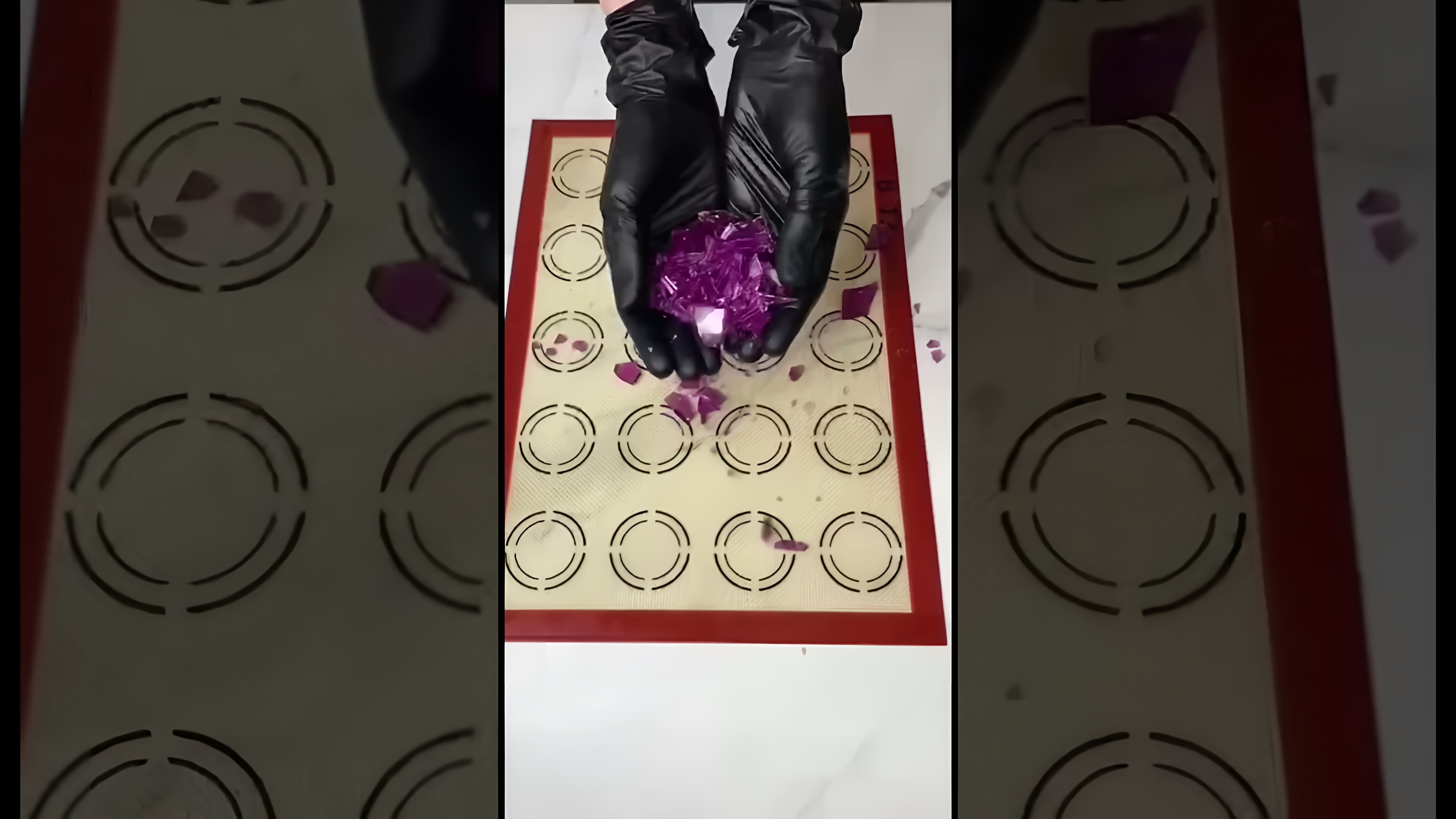 "Как я делаю велюр без краскопульта?" - это видео-ролик, в котором я показываю, как можно создать эффект велюра на торте без использования краскопульта