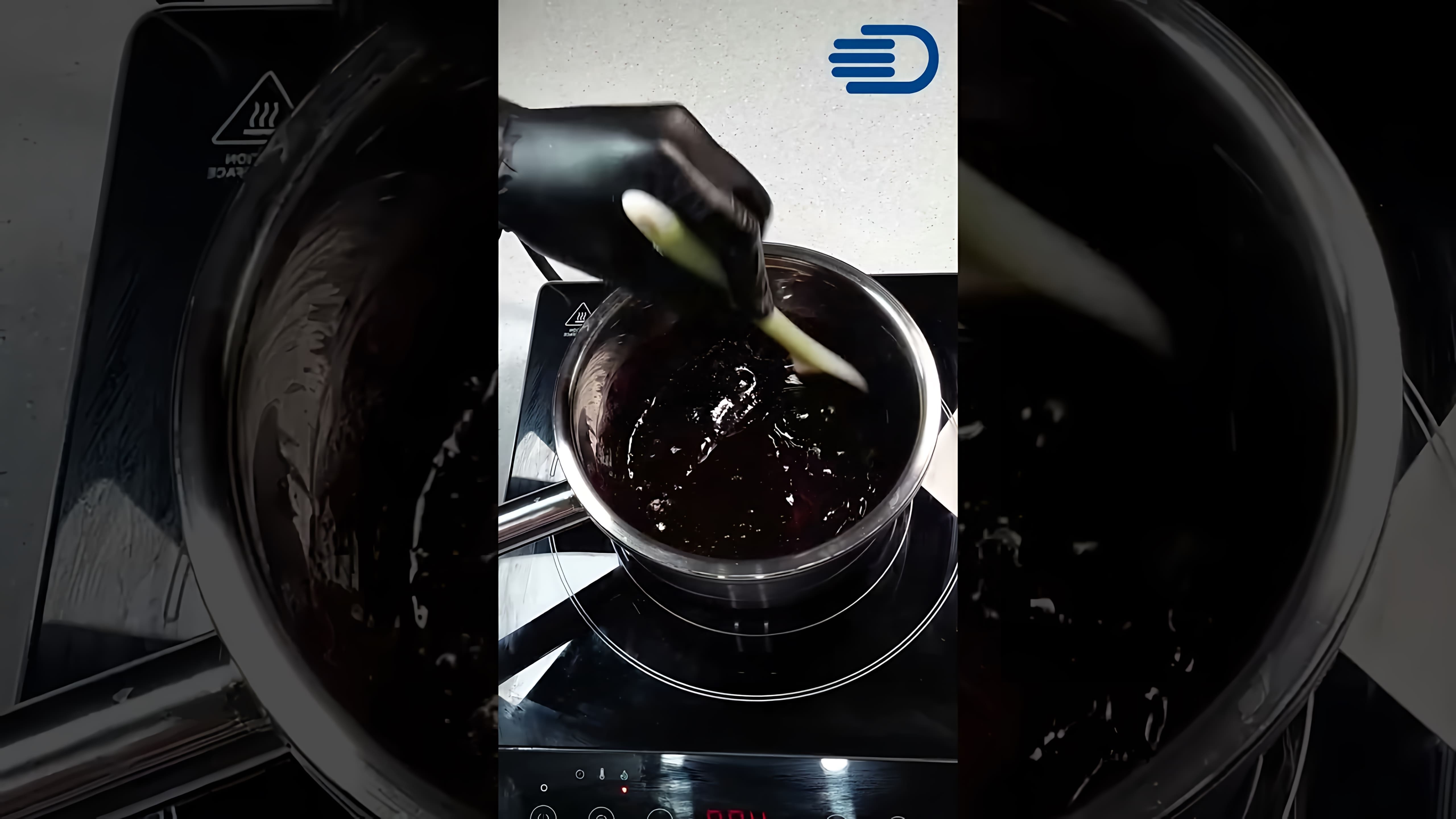 В этом видео-ролике демонстрируется процесс приготовления ганаша из темной глазури и растительных сливок