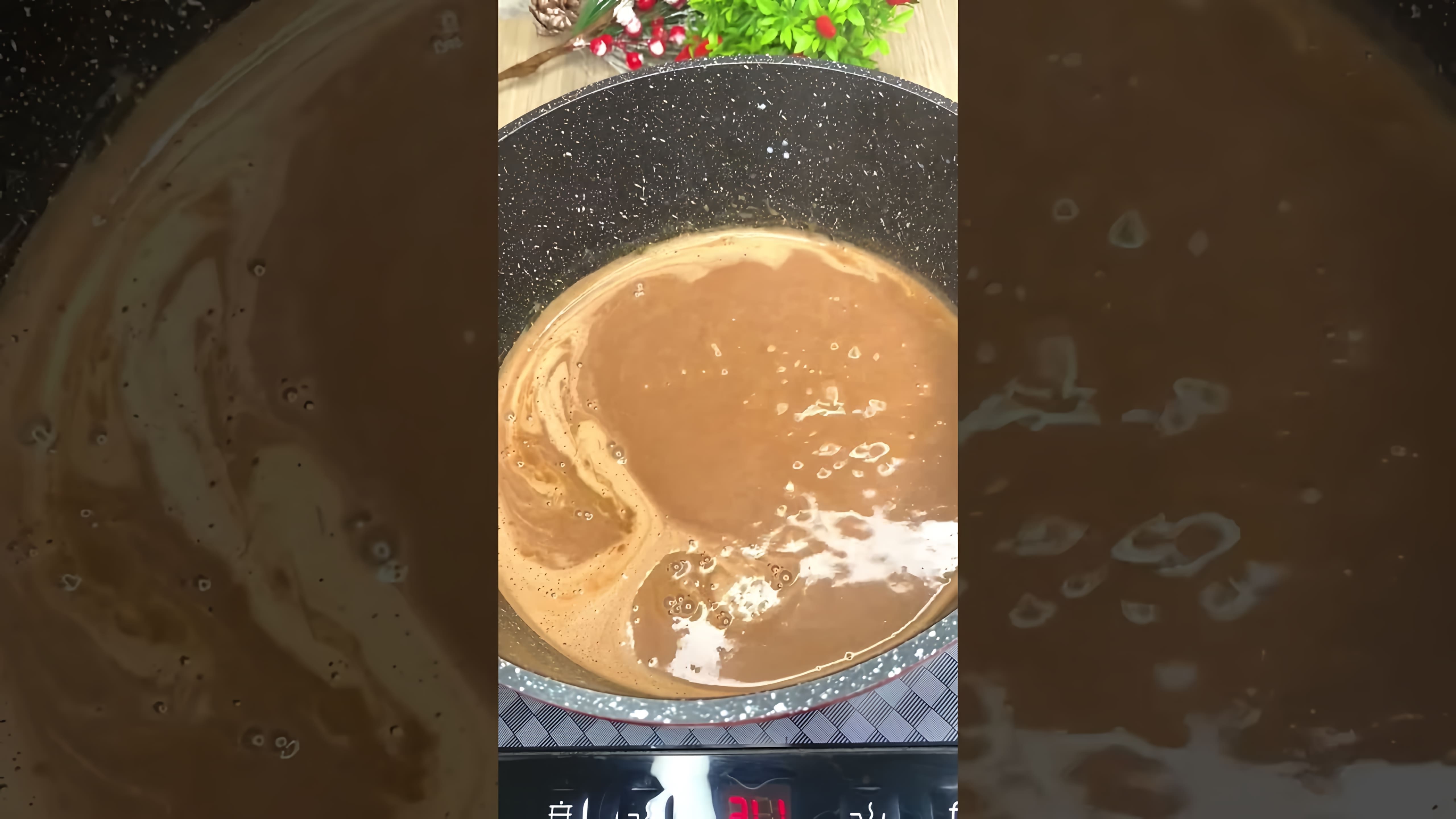 В этом видео демонстрируется рецепт приготовления шоколадного десерта без использования духовки, желатина и муки
