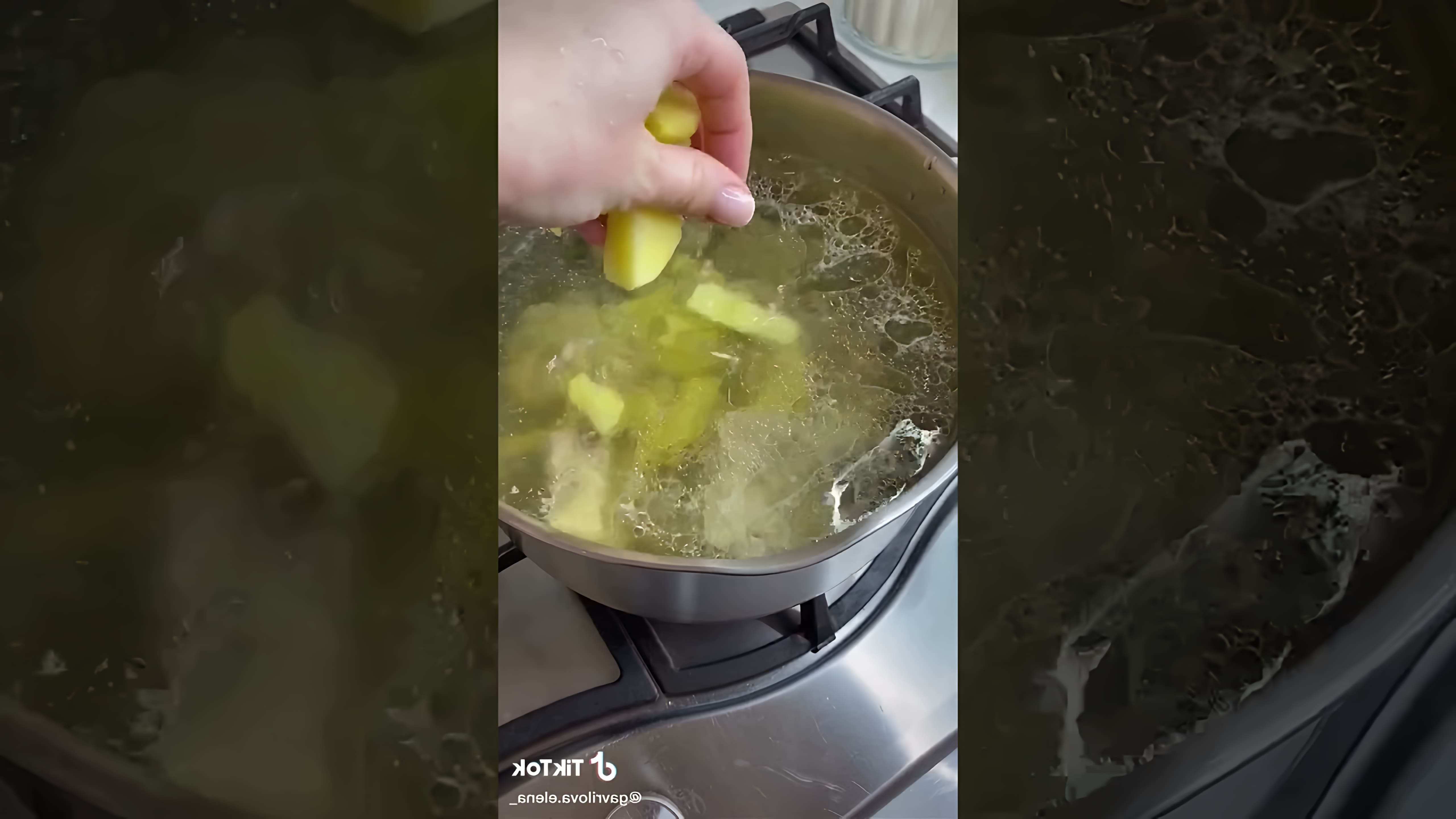 В этом видео демонстрируется рецепт приготовления борща