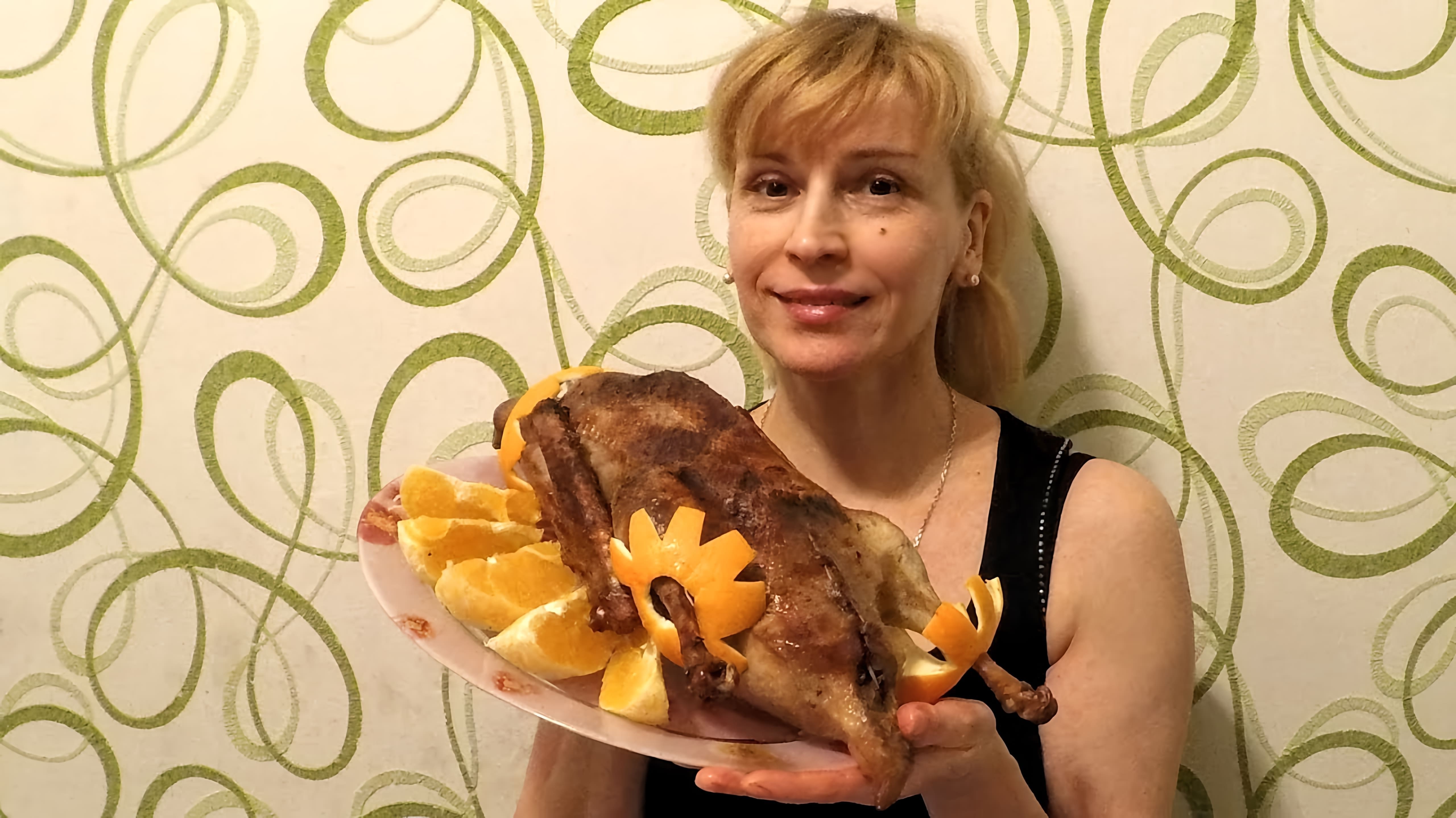 В этом видео Елена показывает, как приготовить праздничного гуся в духовке