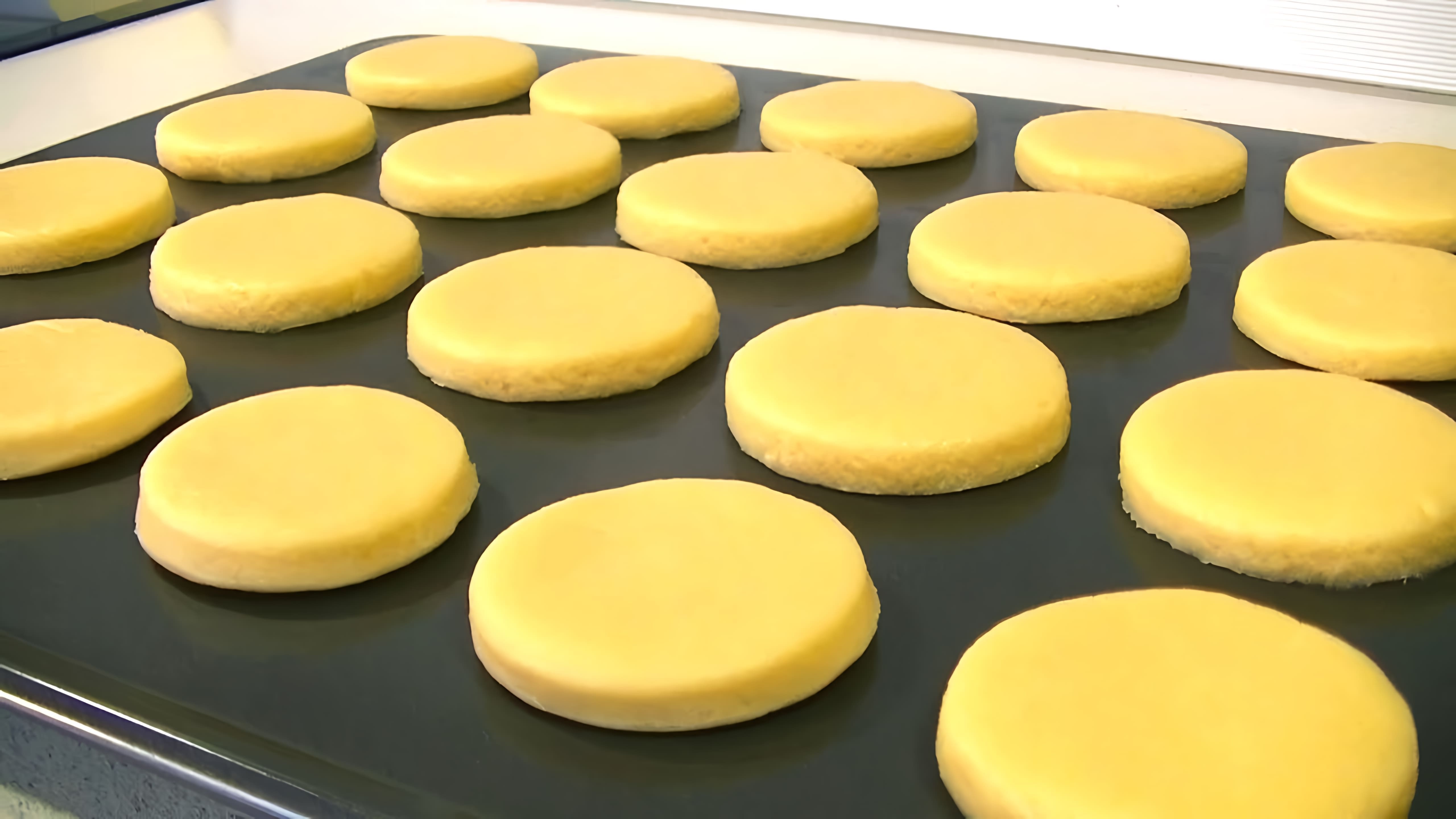 В этом видео-ролике показан быстрый и простой рецепт приготовления печенья на молоке
