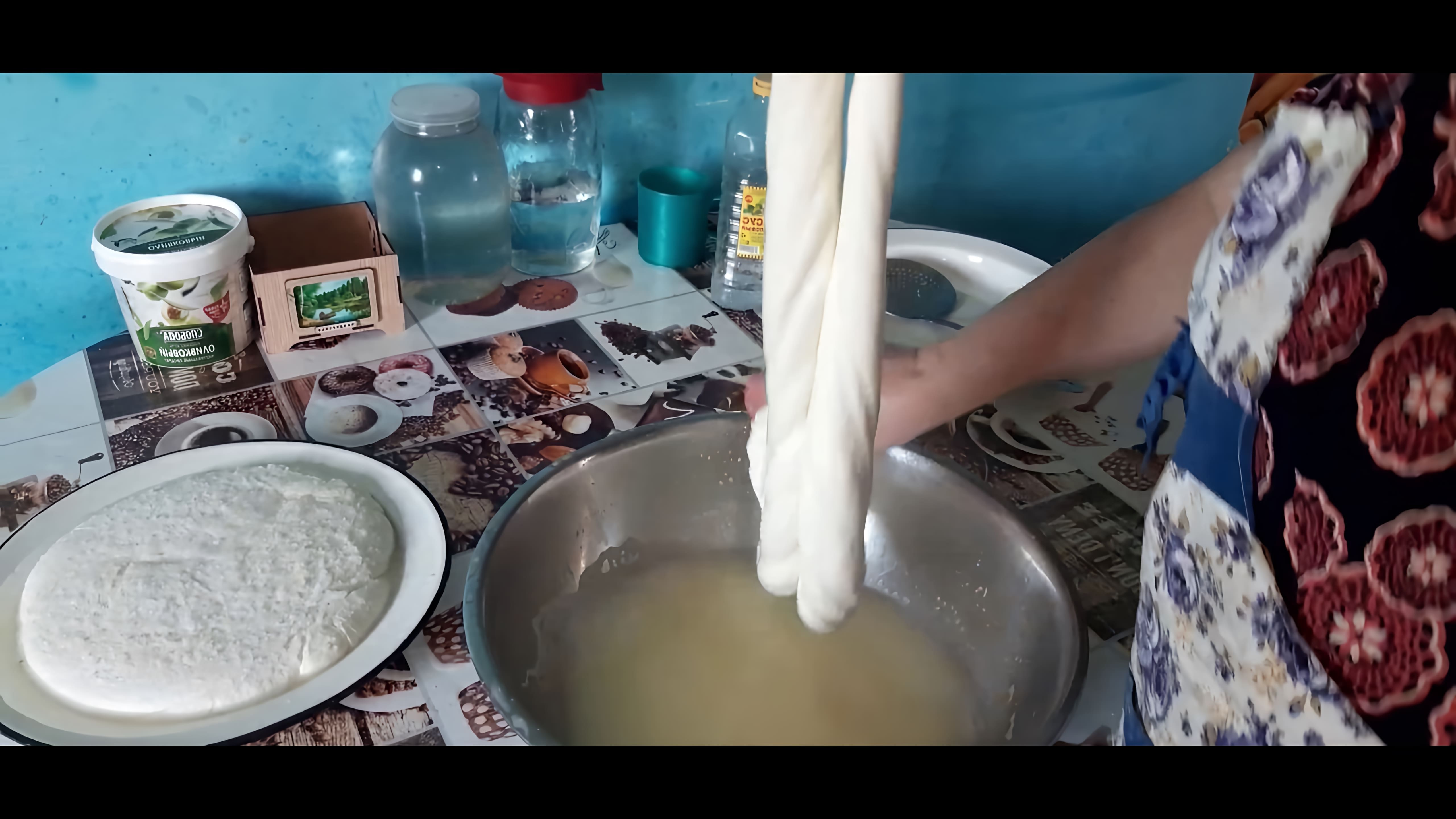 В данном видео демонстрируется процесс приготовления сыра Чечил (косичка) в домашних условиях