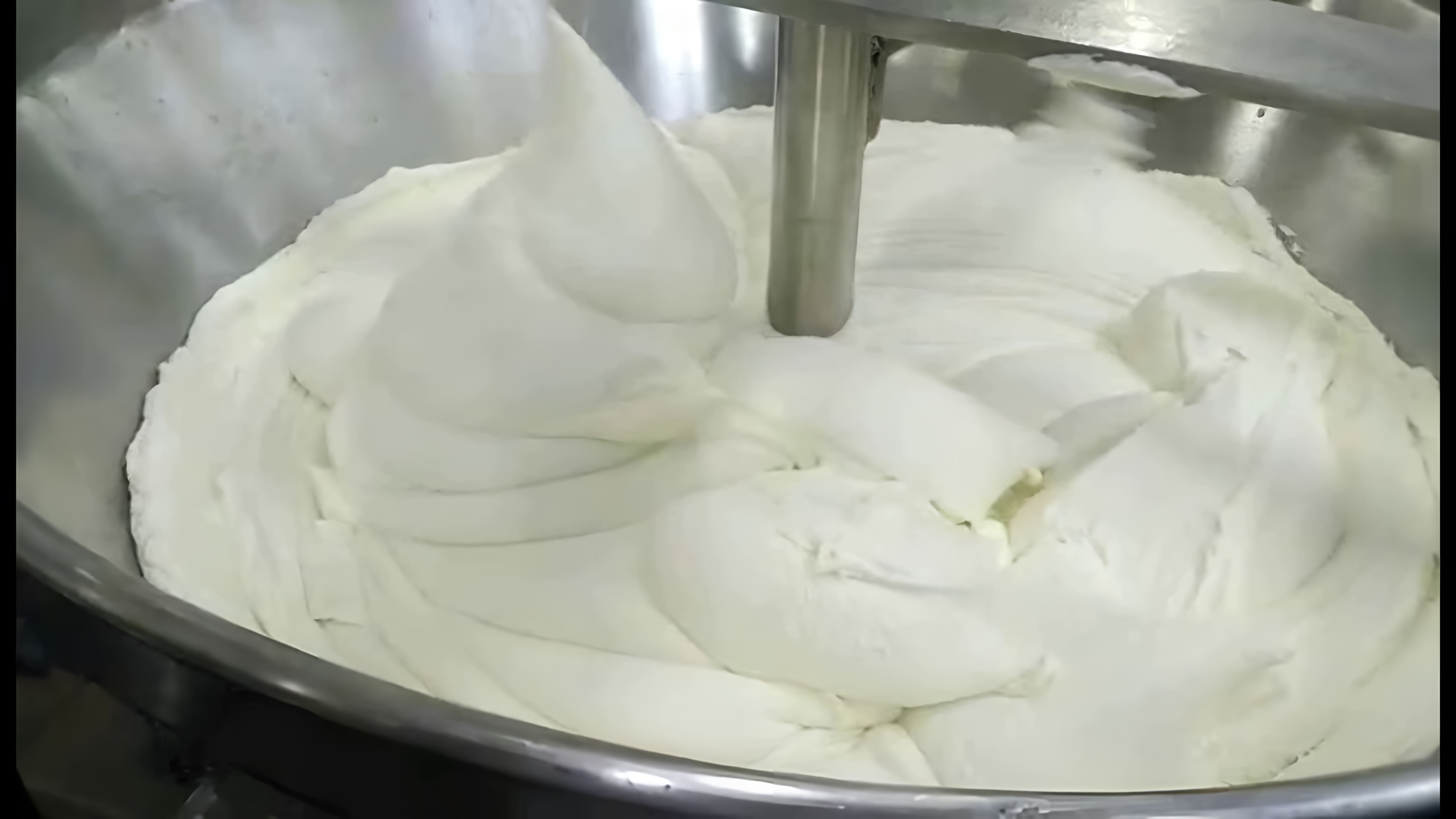 Мягкий пластичный творог в пачке - это видео-ролик, который демонстрирует процесс приготовления творога из молока
