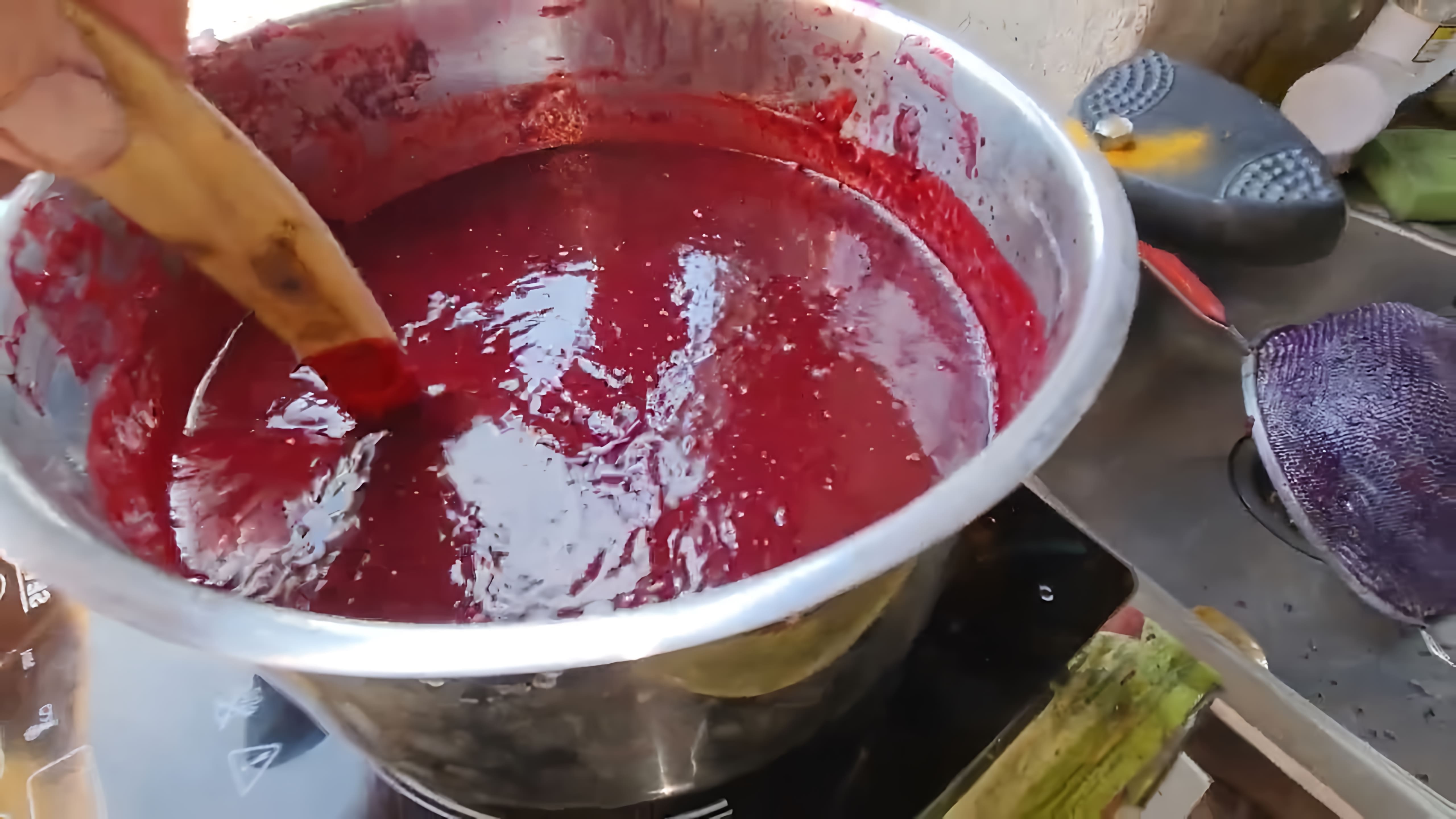 В этом видео демонстрируется процесс приготовления соуса из ежевики