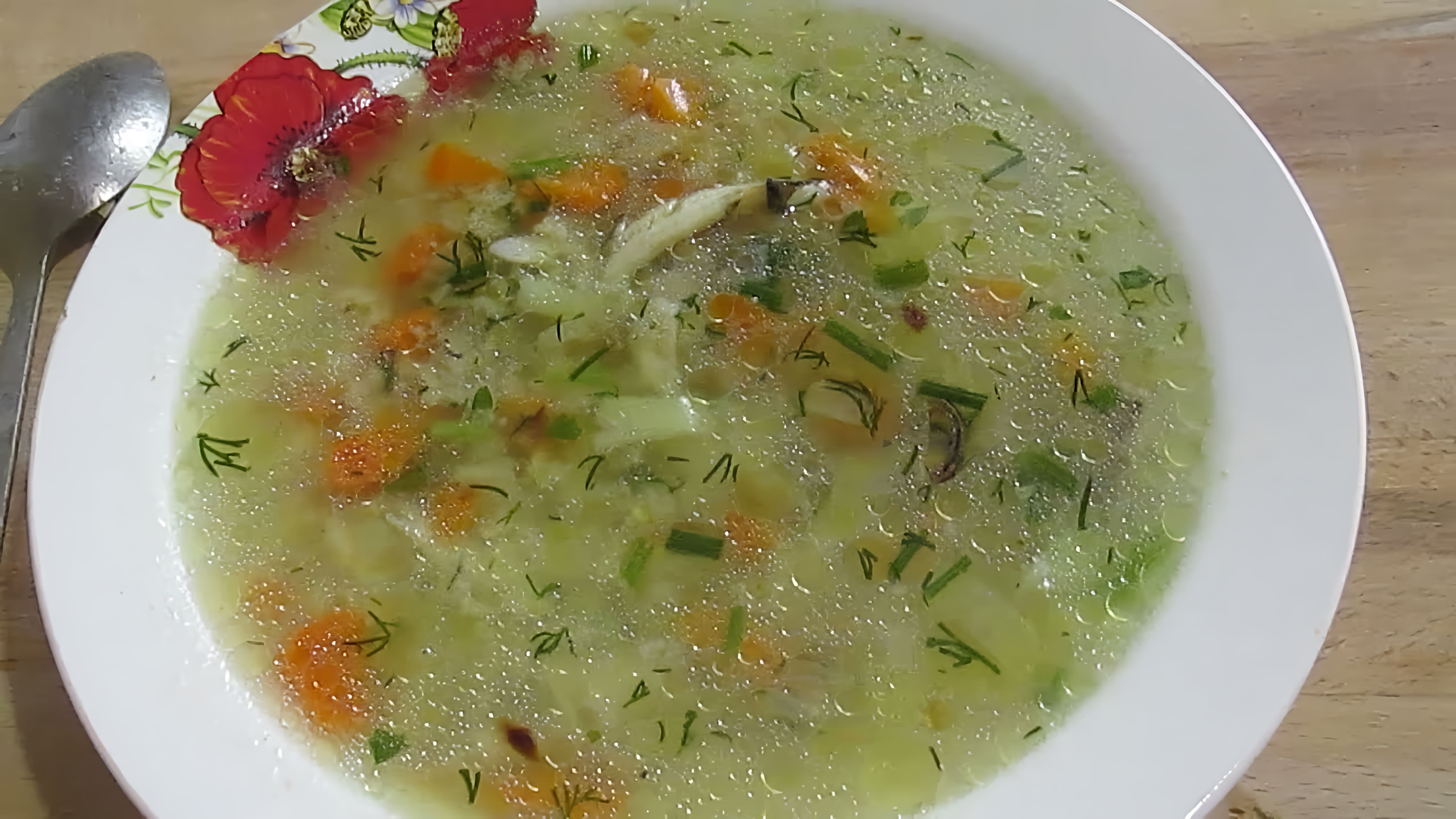 В этом видео демонстрируется процесс приготовления рыбного супа с картошкой и мойвой