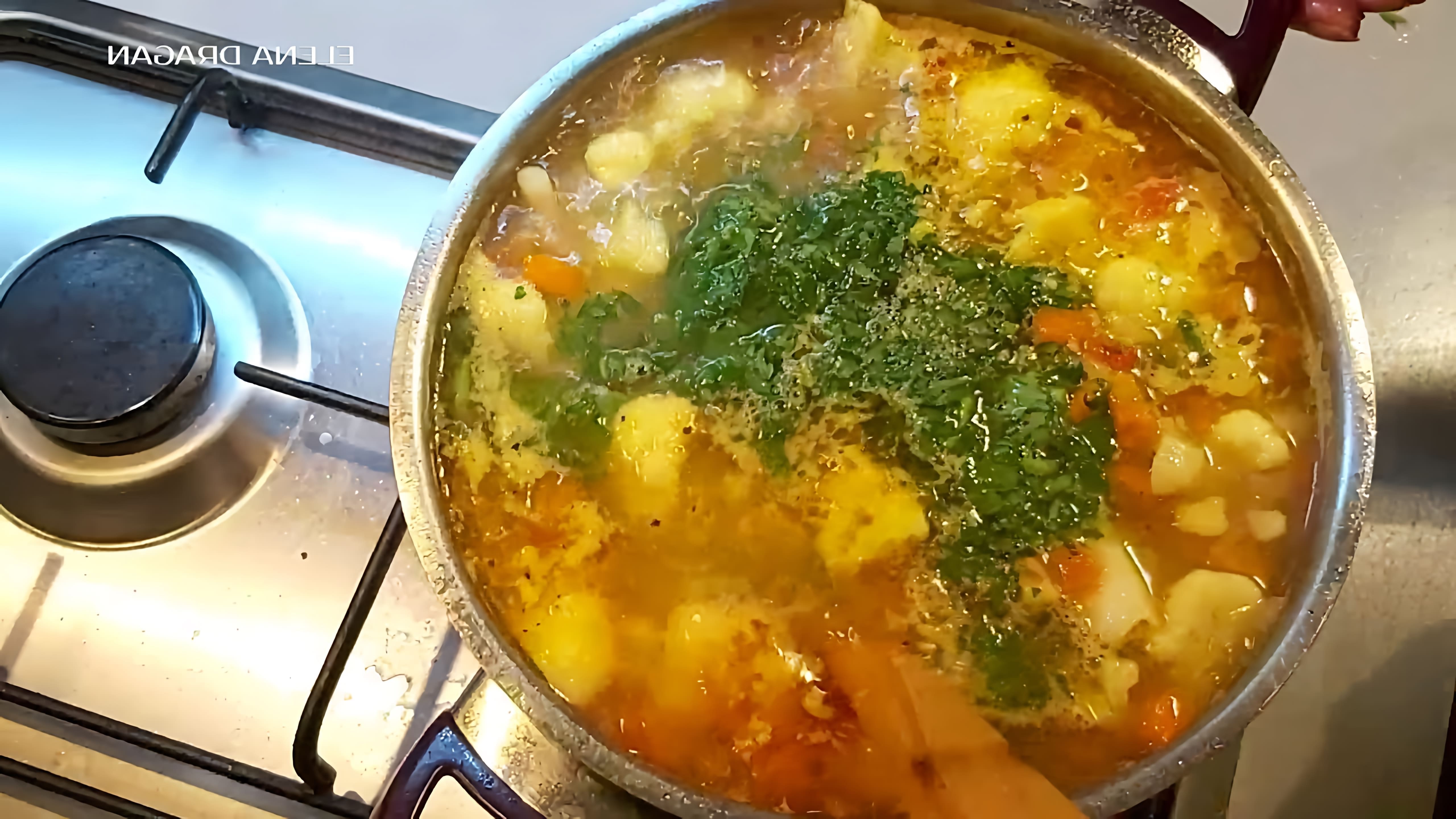 В этом видео демонстрируется процесс приготовления куриного супа с цветной капустой