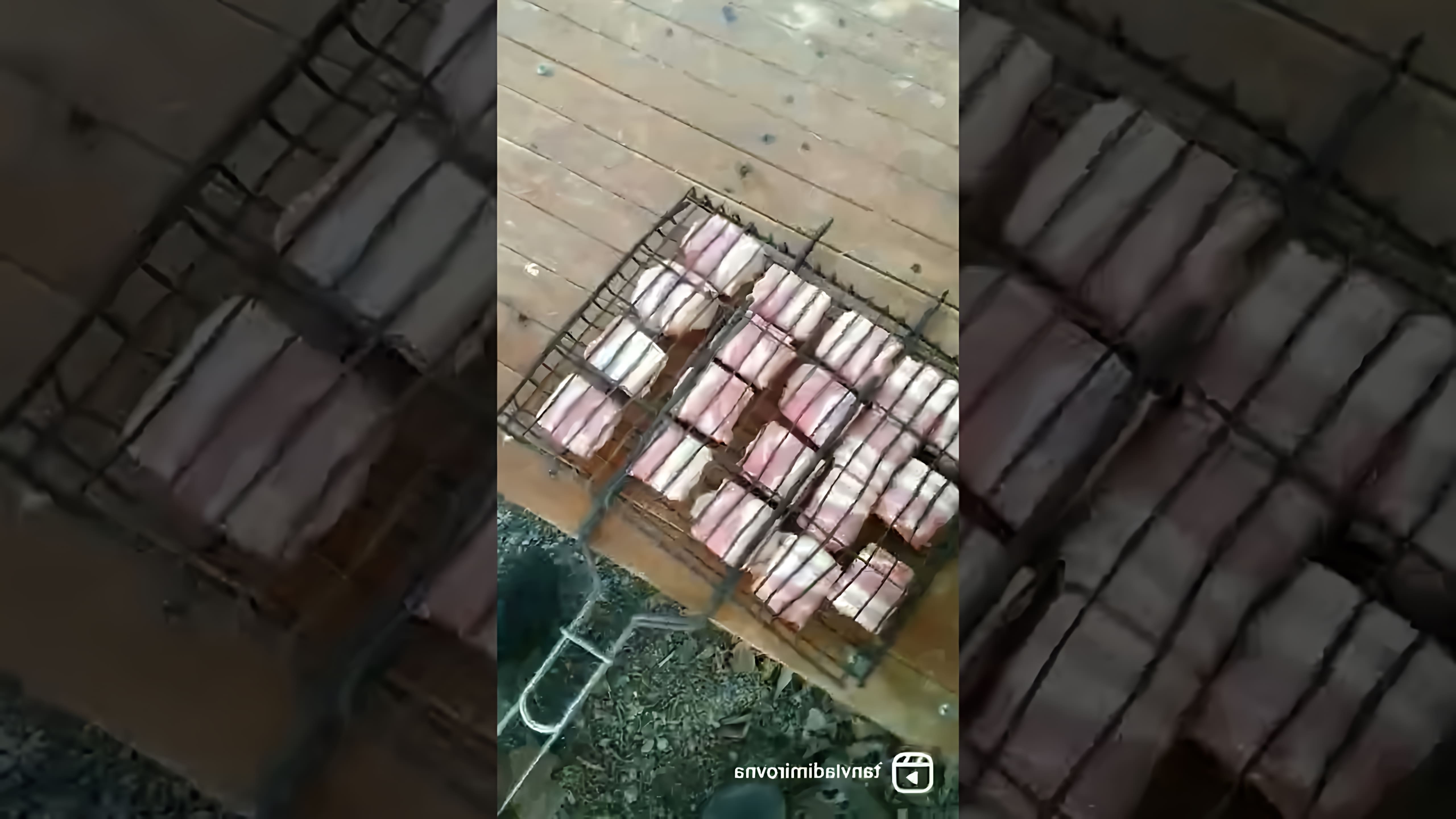 В этом видео-ролике показан процесс приготовления гребешка в беконе на мангале