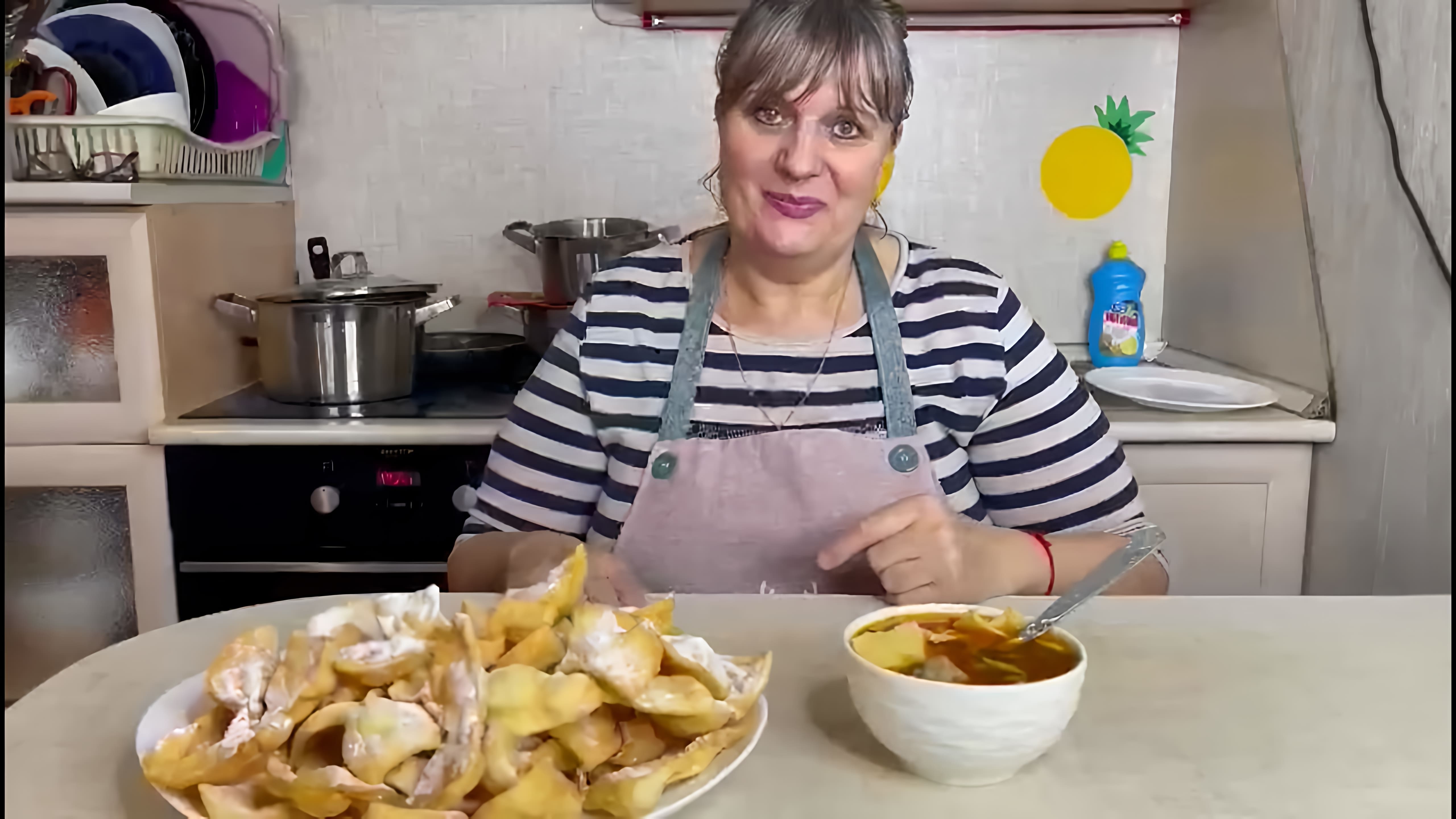 В этом видео демонстрируется процесс приготовления двух блюд: домашней лапши и хвороста
