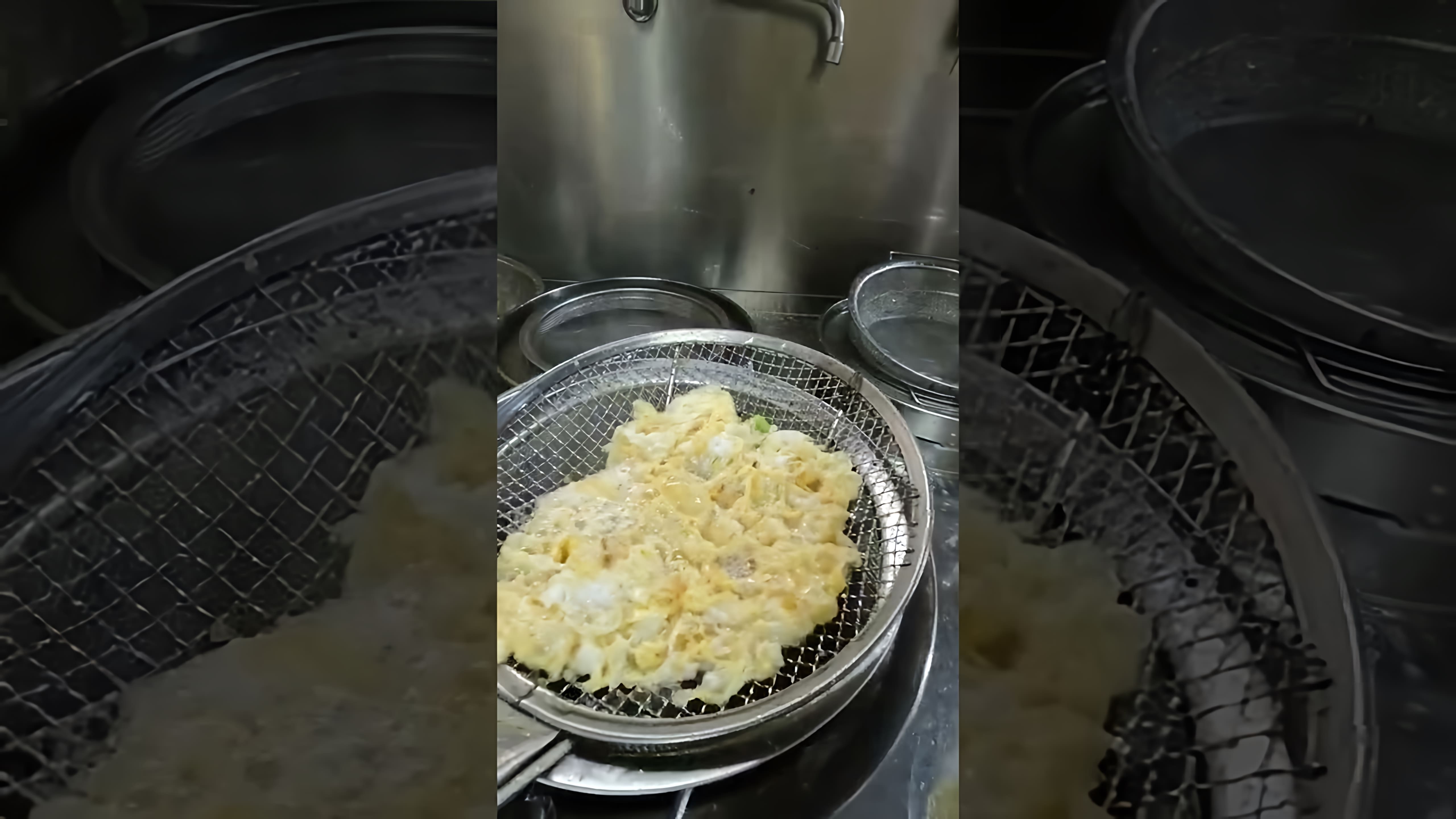 "Нашумевшие яйца с помидорами: лучший рецепт приготовления омлета" - это видео-ролик, который демонстрирует процесс приготовления вкусного и питательного блюда - омлета с помидорами