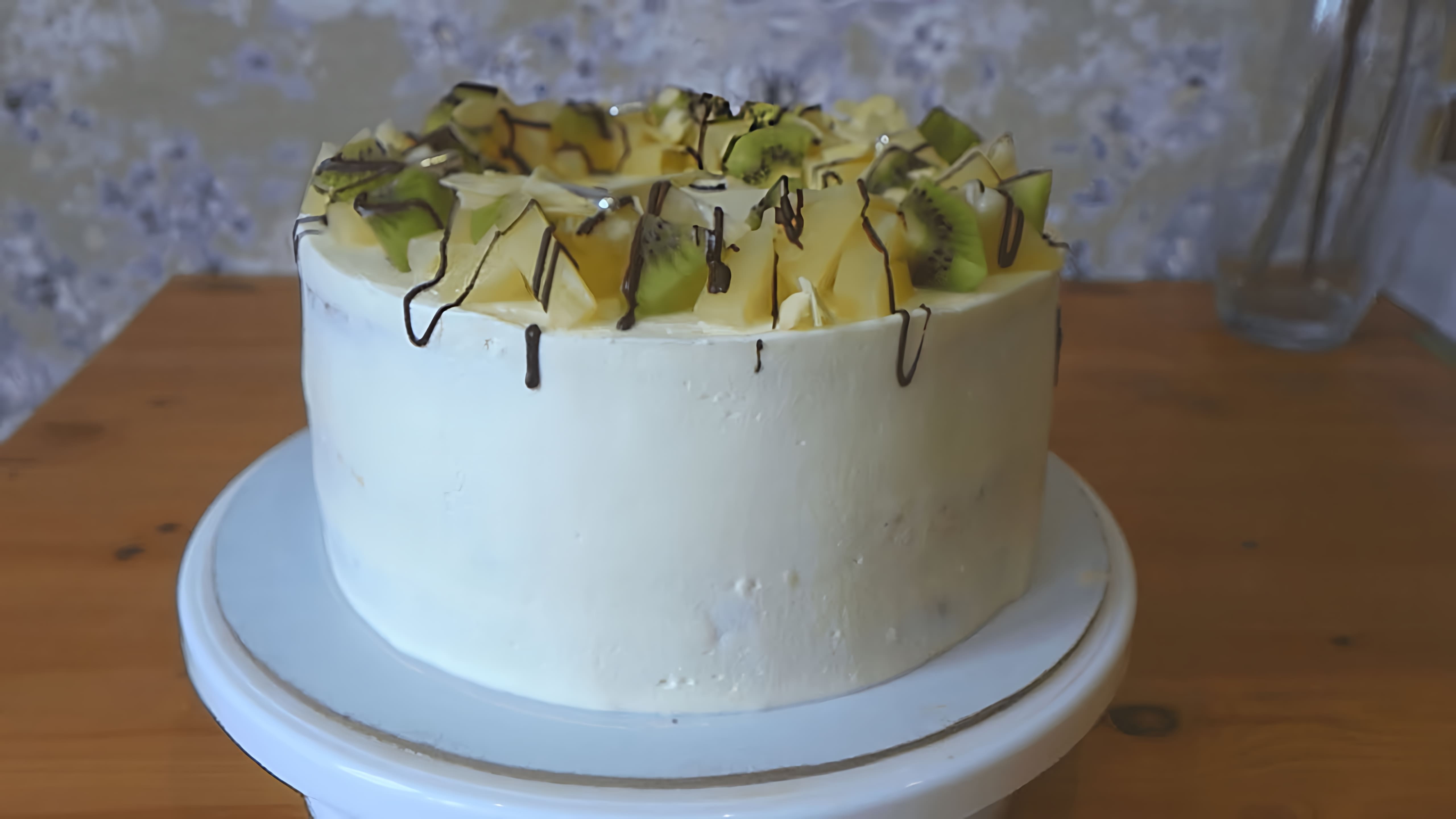 В этом видео демонстрируется рецепт приготовления ананасового торта