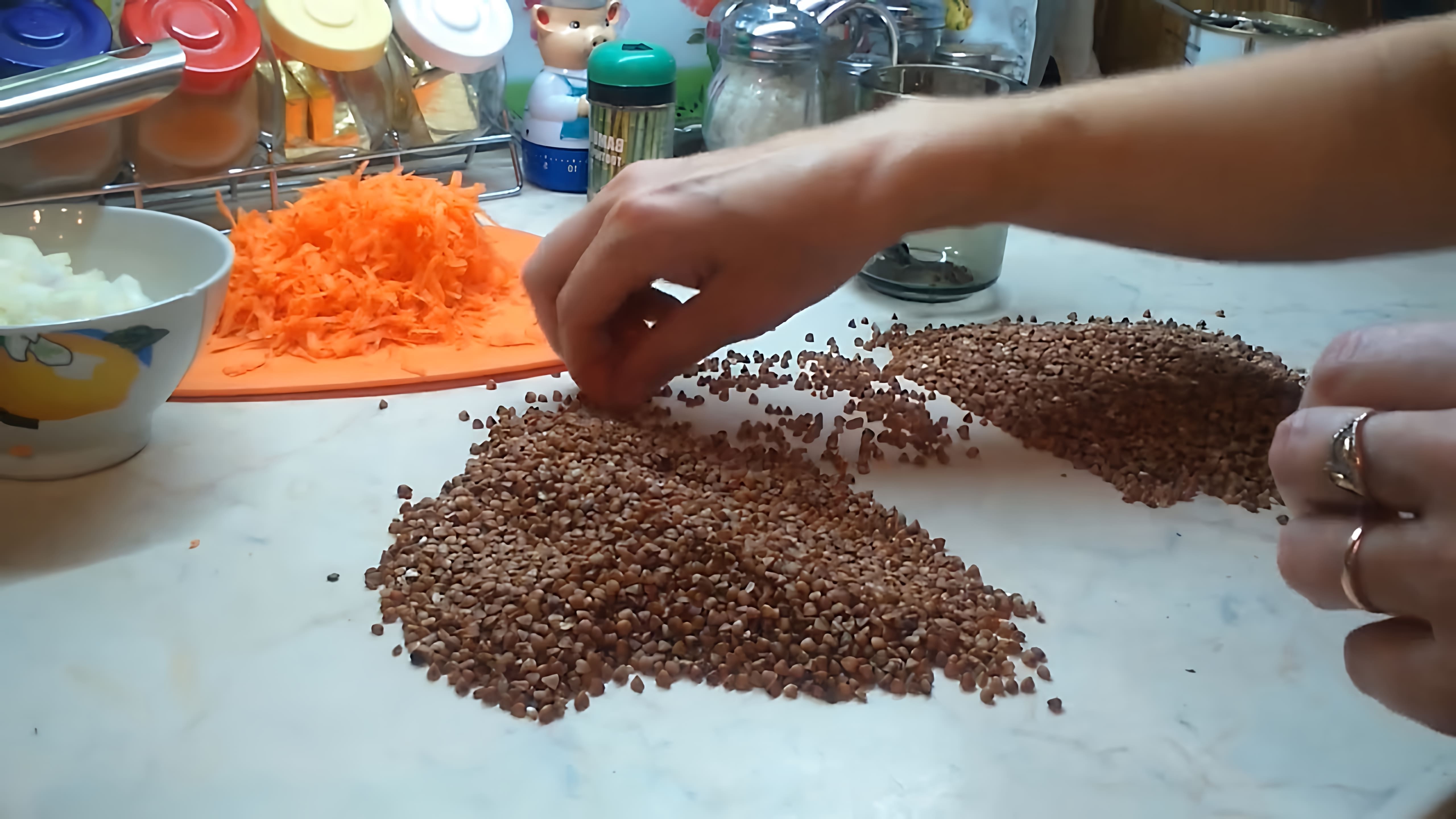 В этом видео демонстрируется процесс приготовления гречневой каши с тушенкой