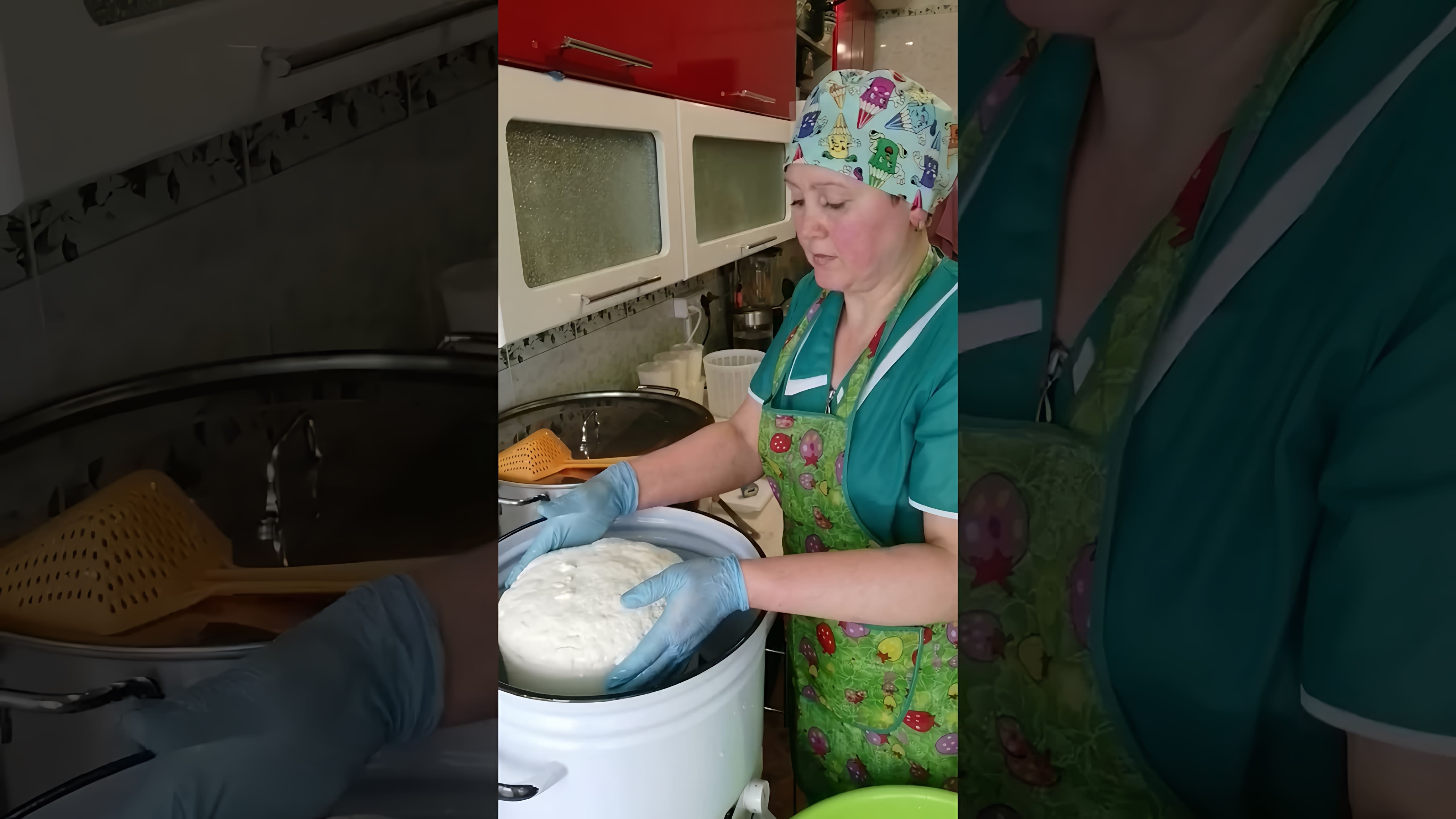 В данном видео демонстрируется процесс приготовления сыра Чечил в домашних условиях