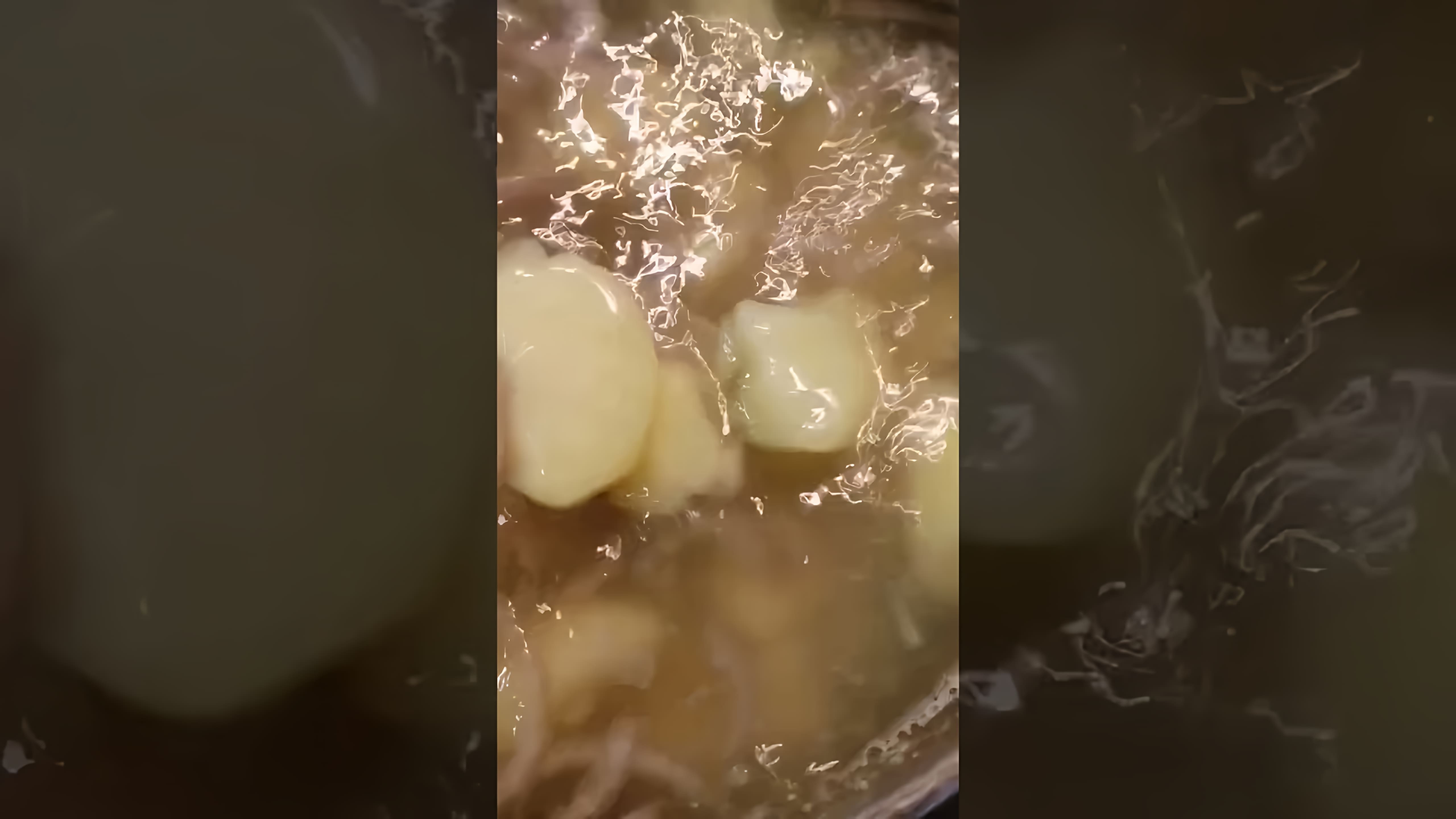 В этом видео-ролике рассказывается о том, как приготовить вкусный рыбный суп или уху из карася