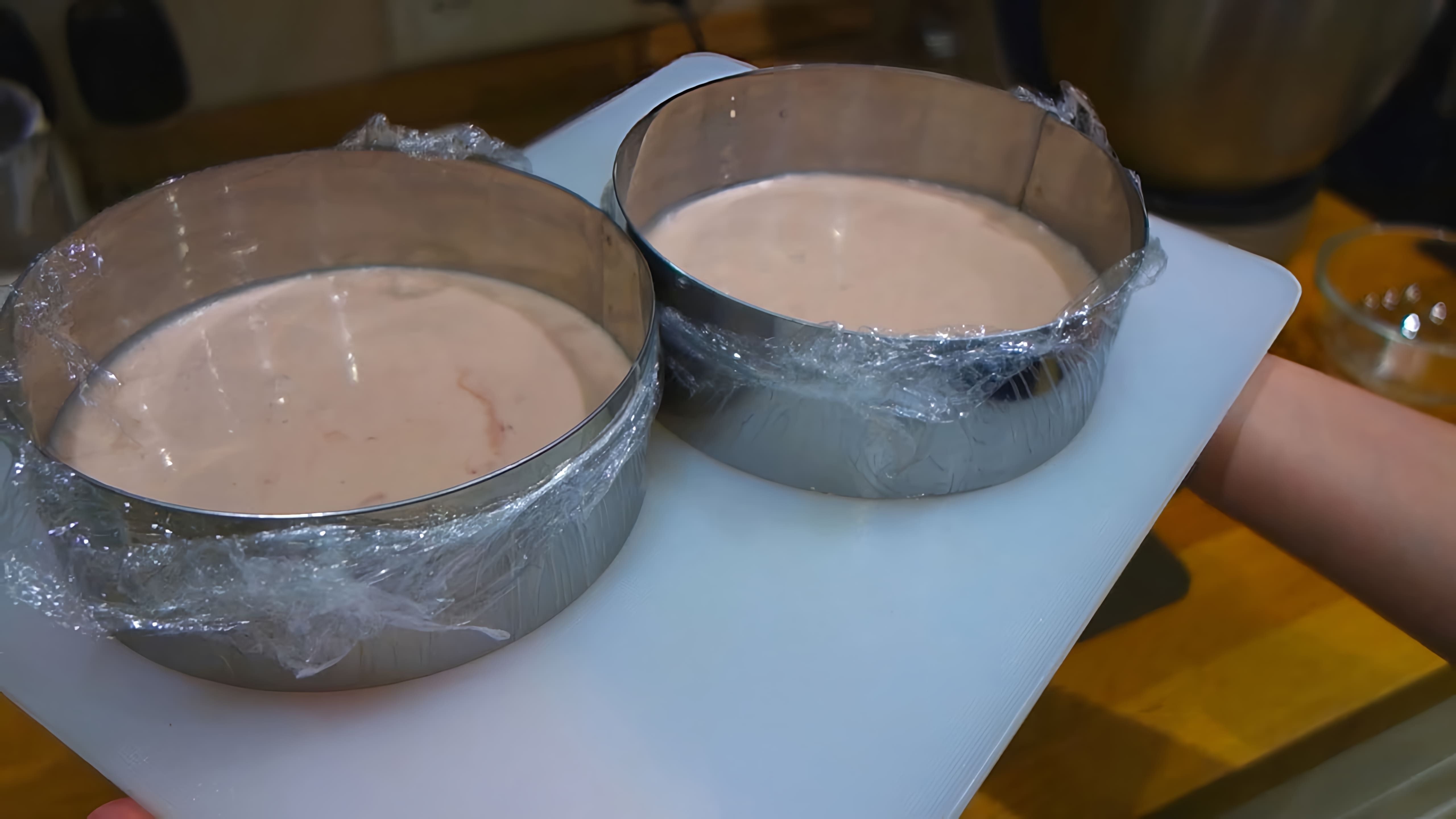 В этом видео демонстрируется процесс приготовления клубничной начинки для торта