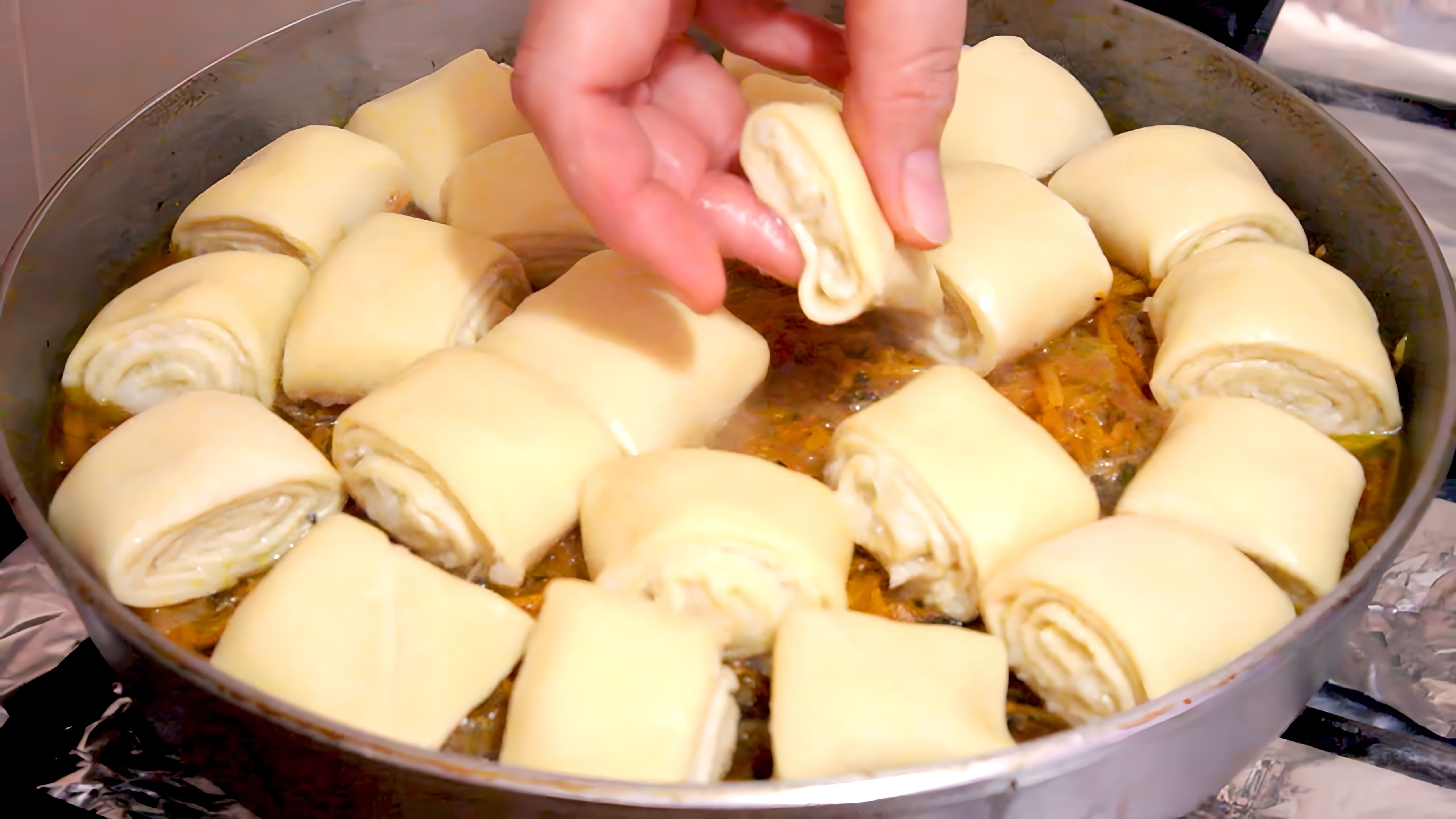 В этом видео демонстрируется процесс приготовления необычного блюда, похожего на бешбармак, но с использованием рулетиков из теста вместо традиционной лапши