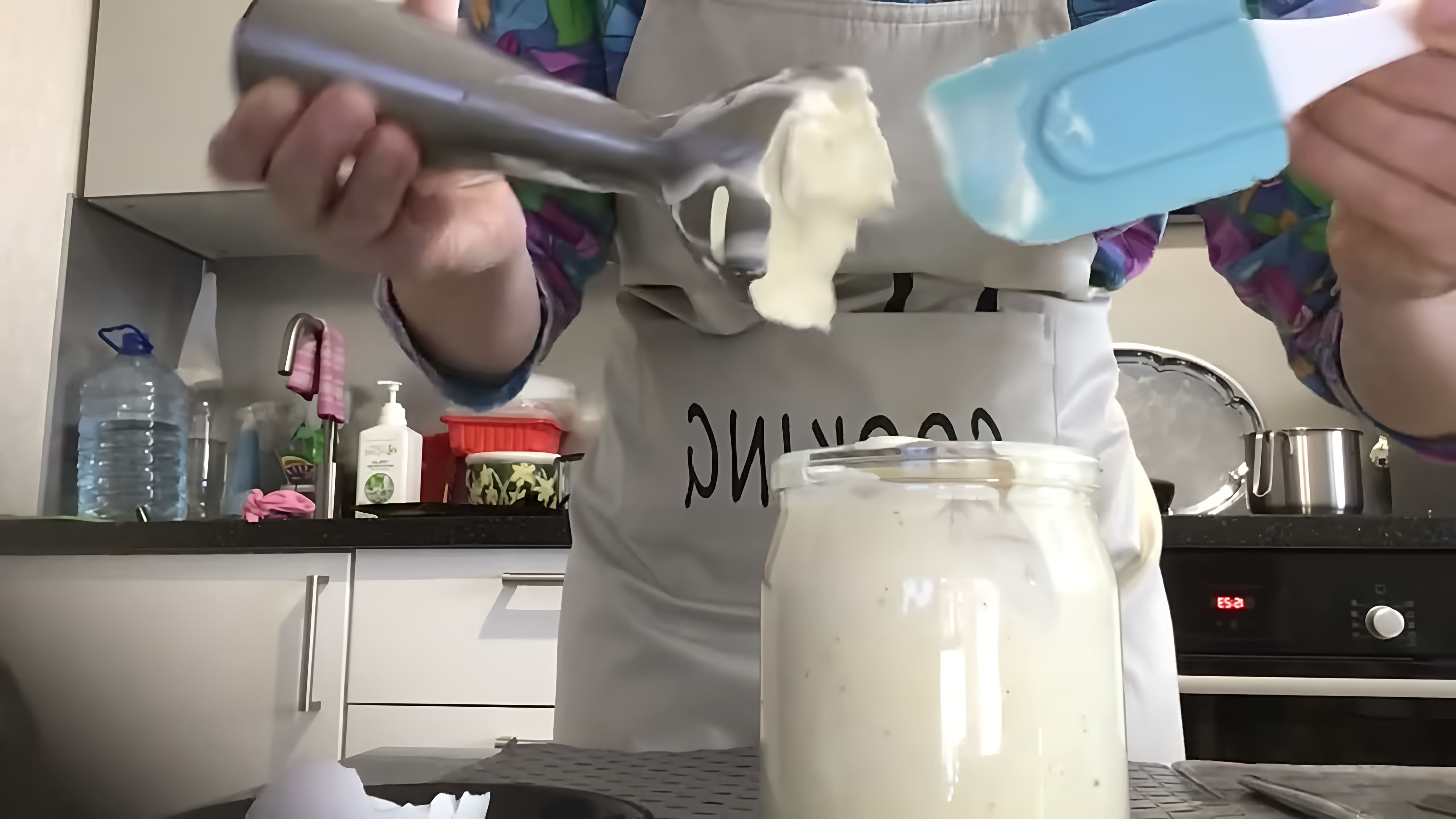 В этом видео демонстрируется процесс приготовления домашнего майонеза с добавлением огуречного рассола