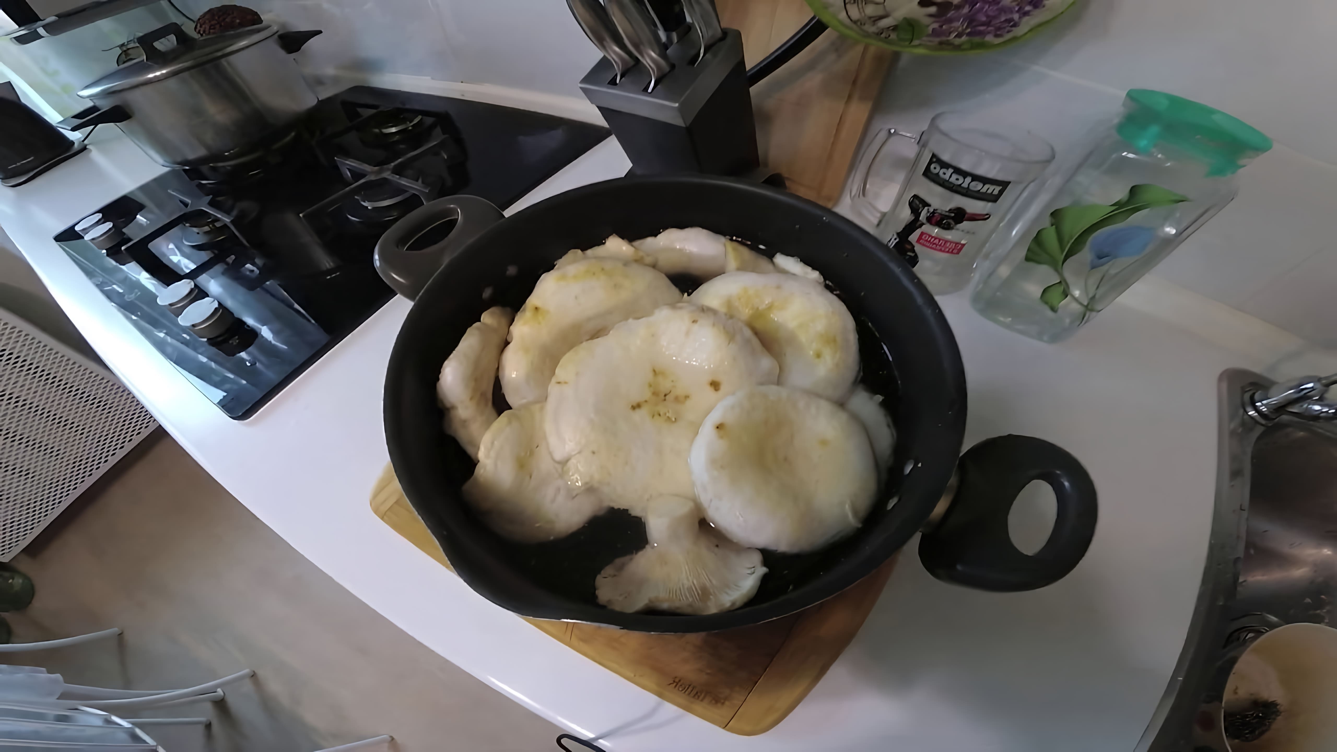 В этом видео демонстрируется простой рецепт приготовления жареных белых груздей с картофелем