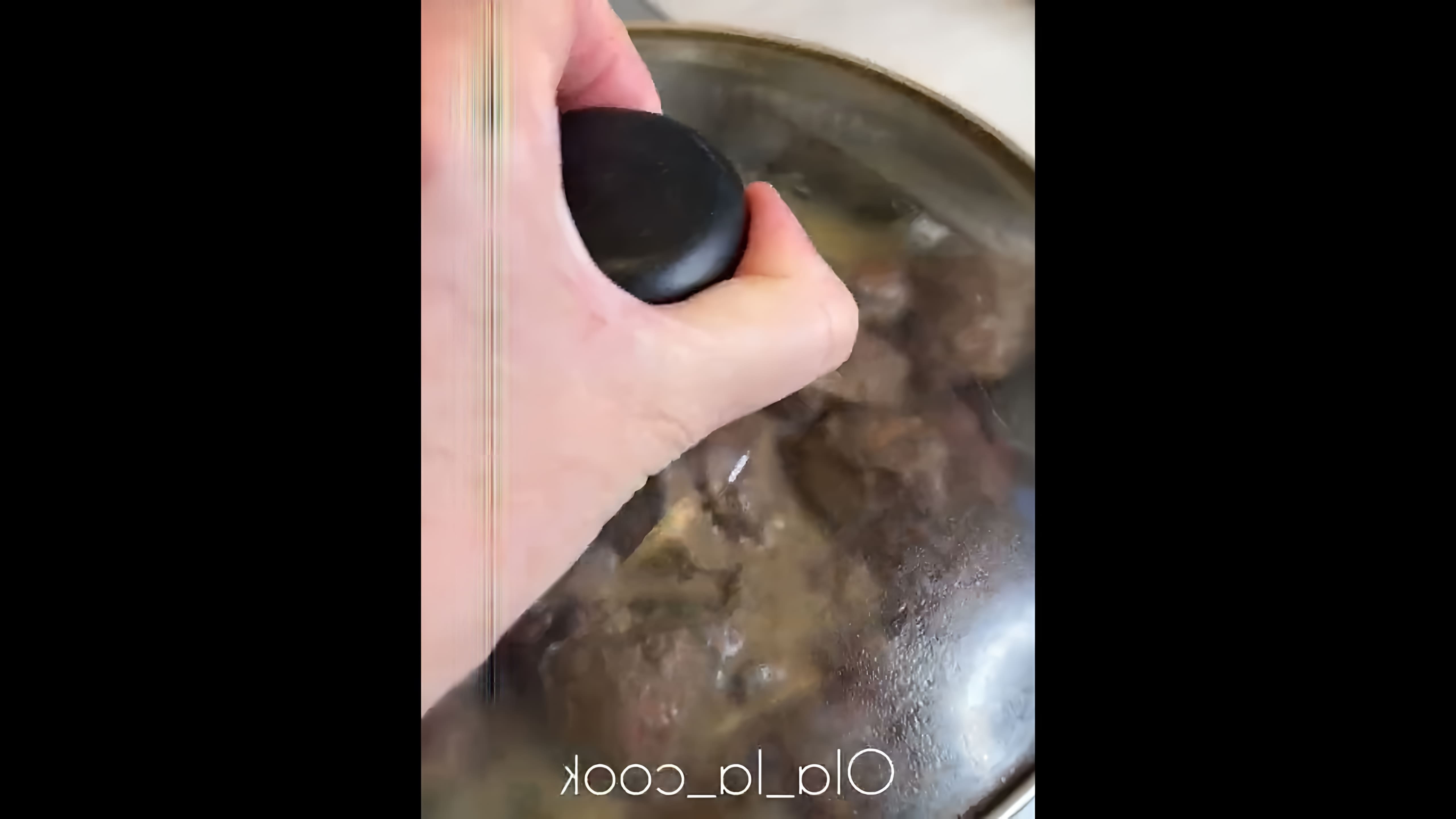 В этом видео демонстрируется процесс приготовления мягкой говяжьей печени