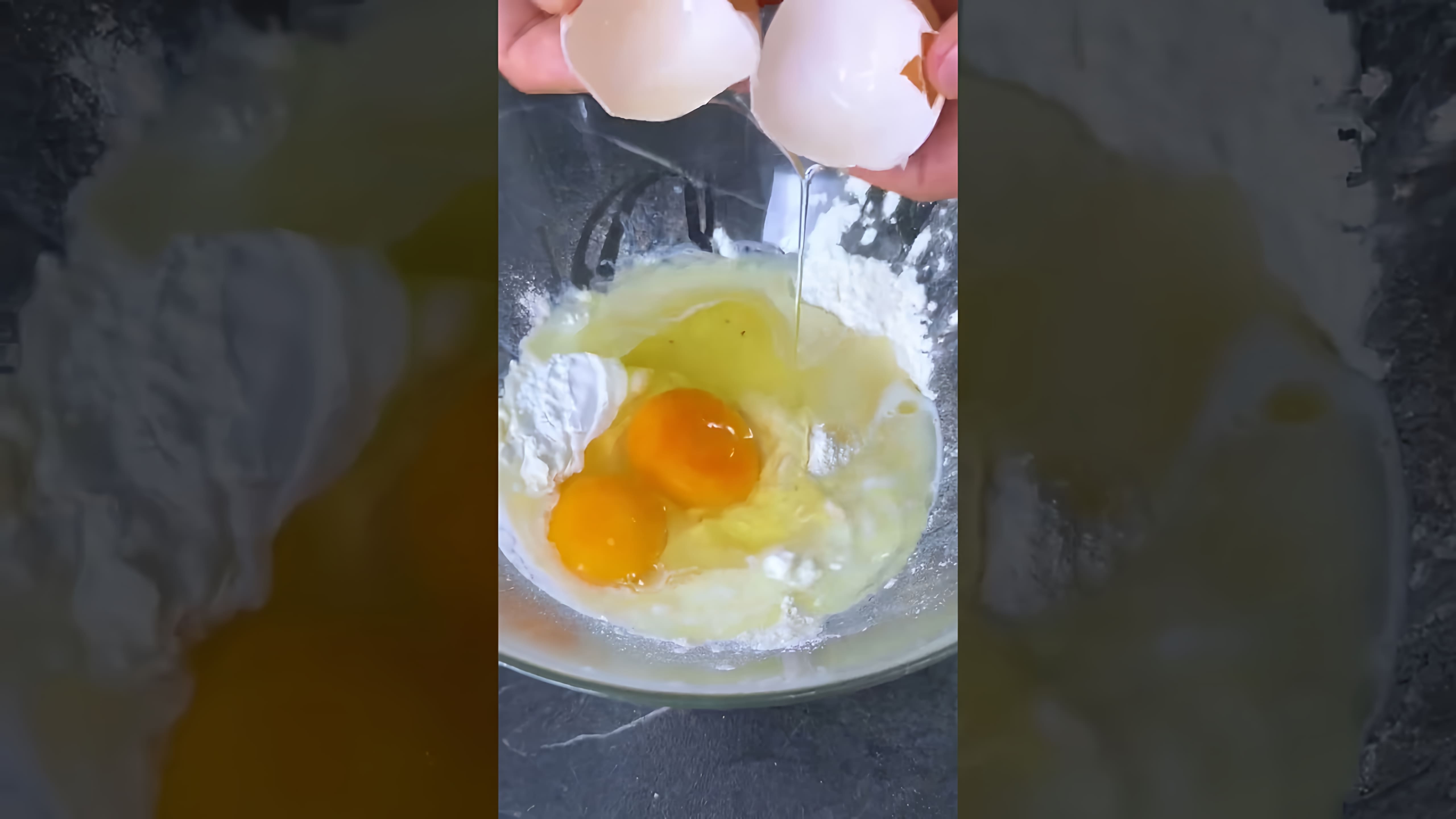 В этом видео демонстрируется процесс приготовления бисквита без использования духовки