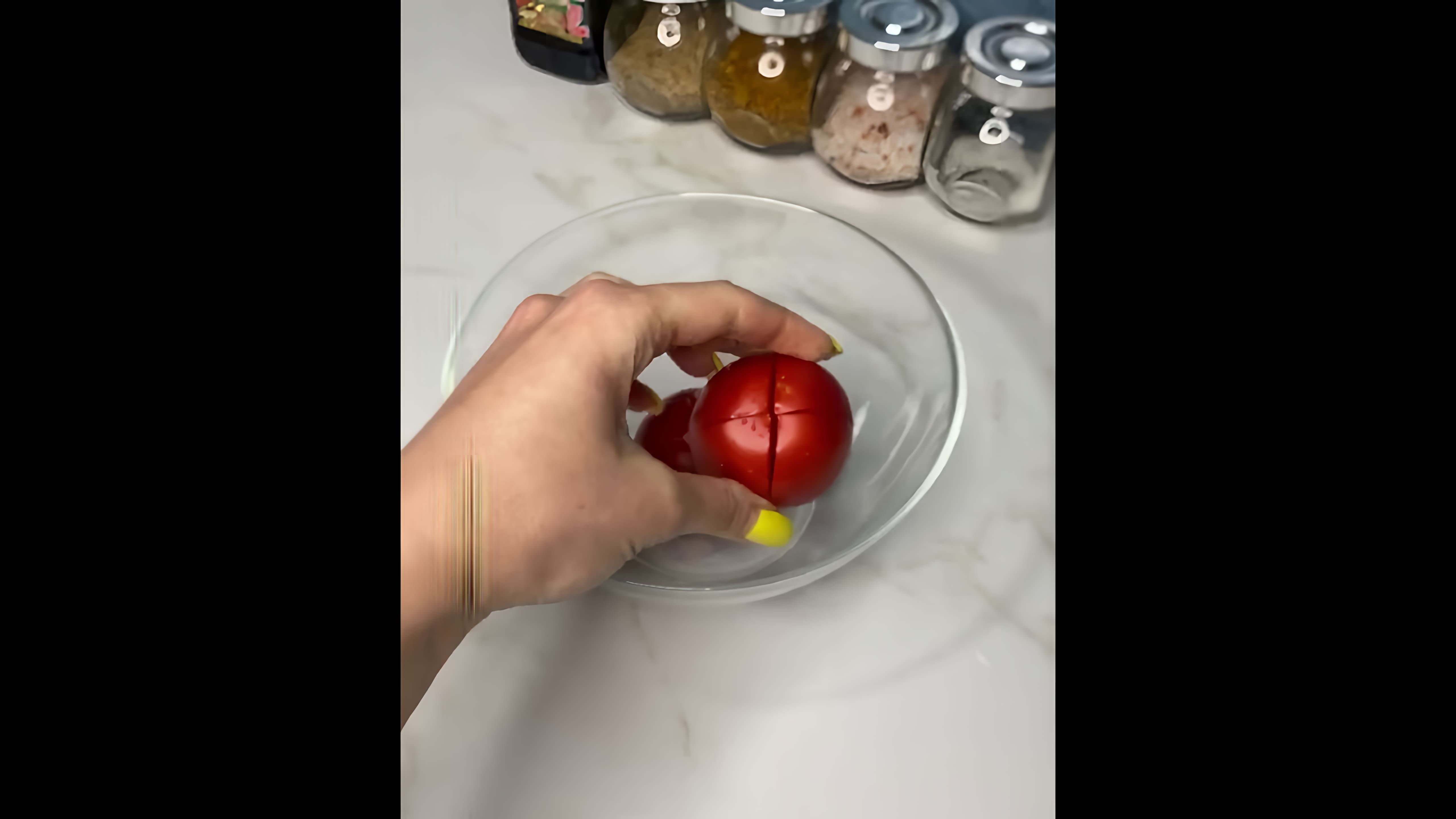 В этом видео-ролике вы увидите, как приготовить спагетти в томатном соусе и классическую карбонару