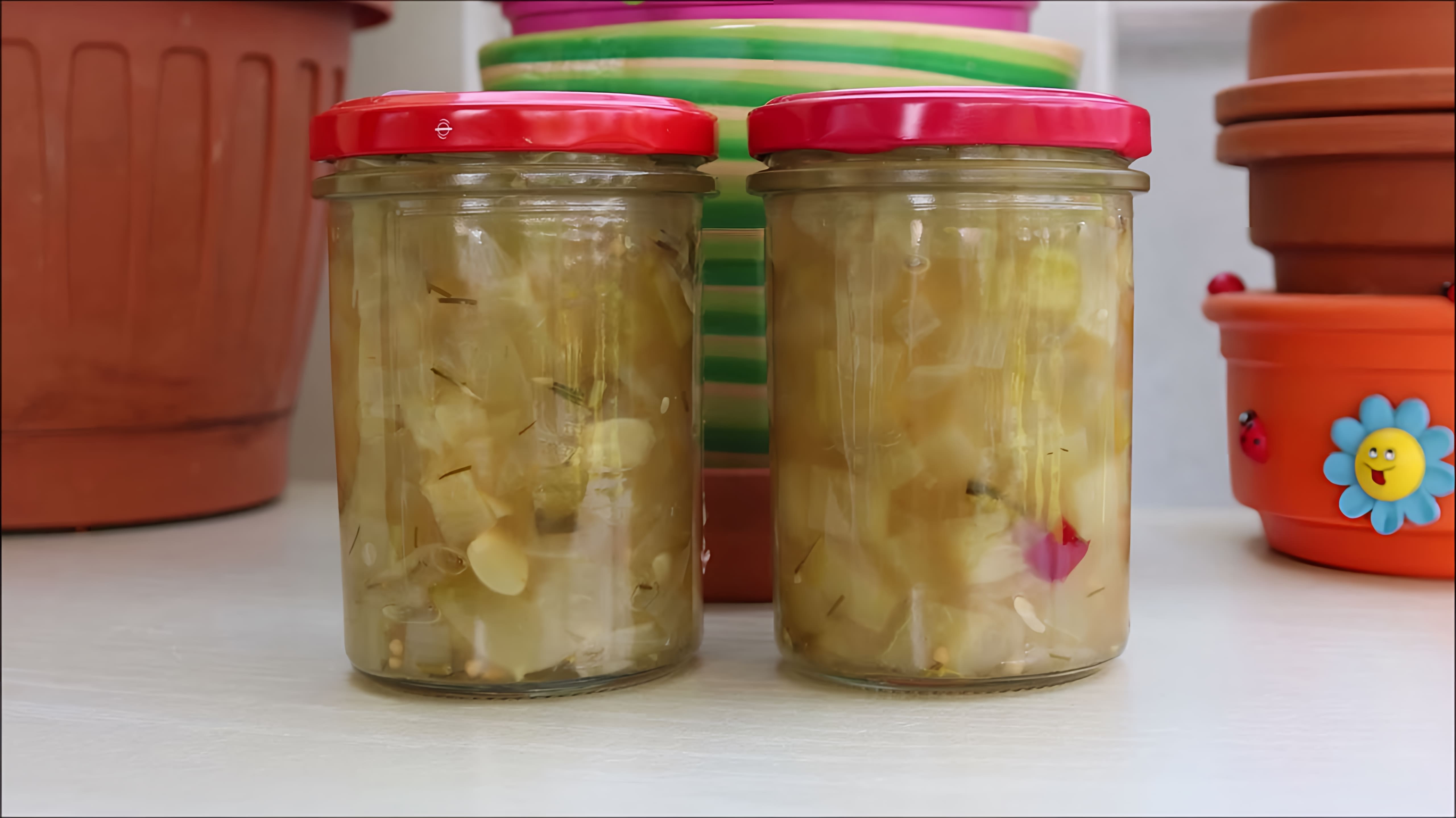 В этом видео демонстрируется процесс приготовления relish из кабачков и огурцов