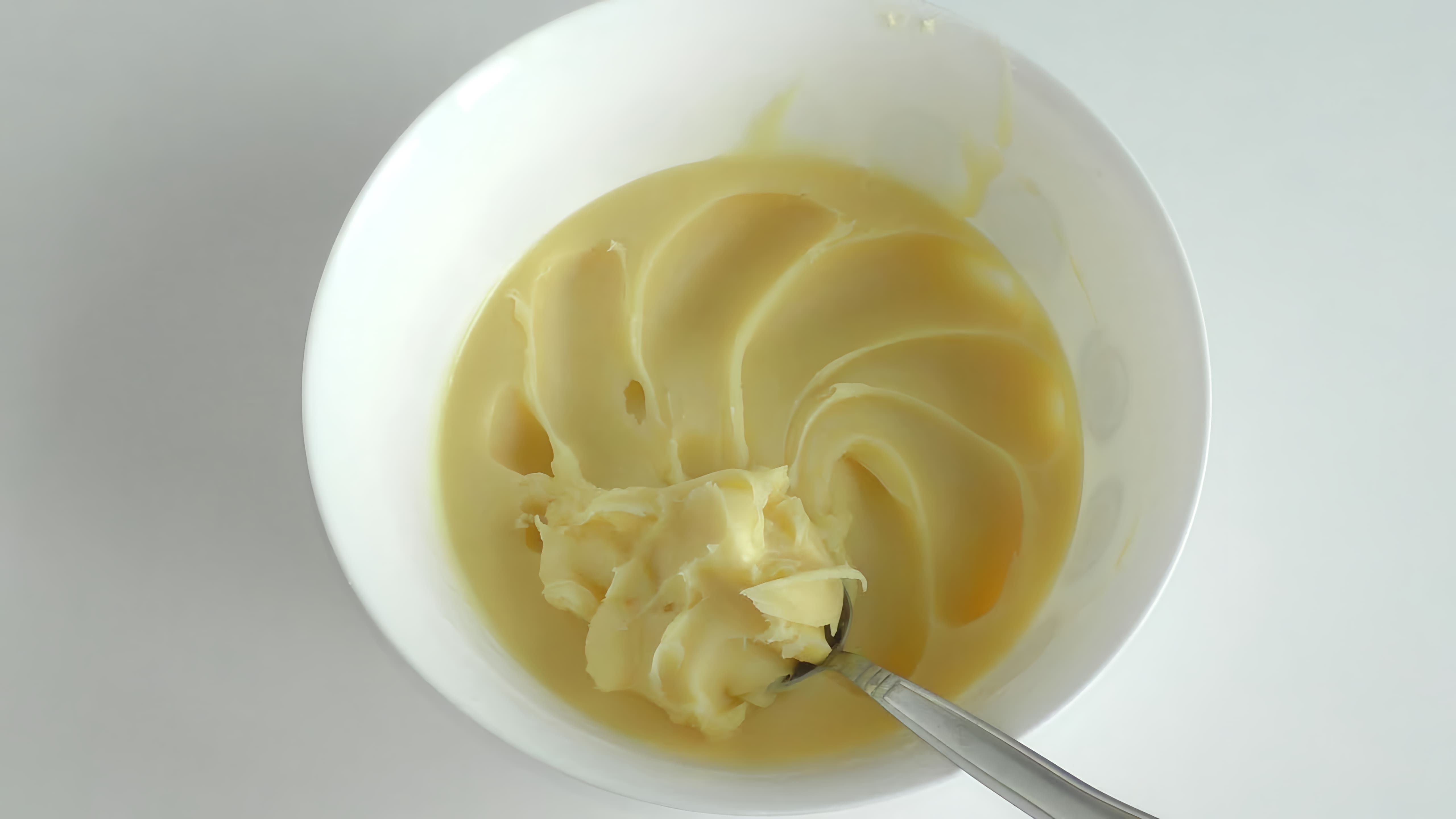 В этом видео-ролике будет показан процесс приготовления крема из конфет Рафаэлло, а также добавлен бонус - малиновый вкус Рафаэлло