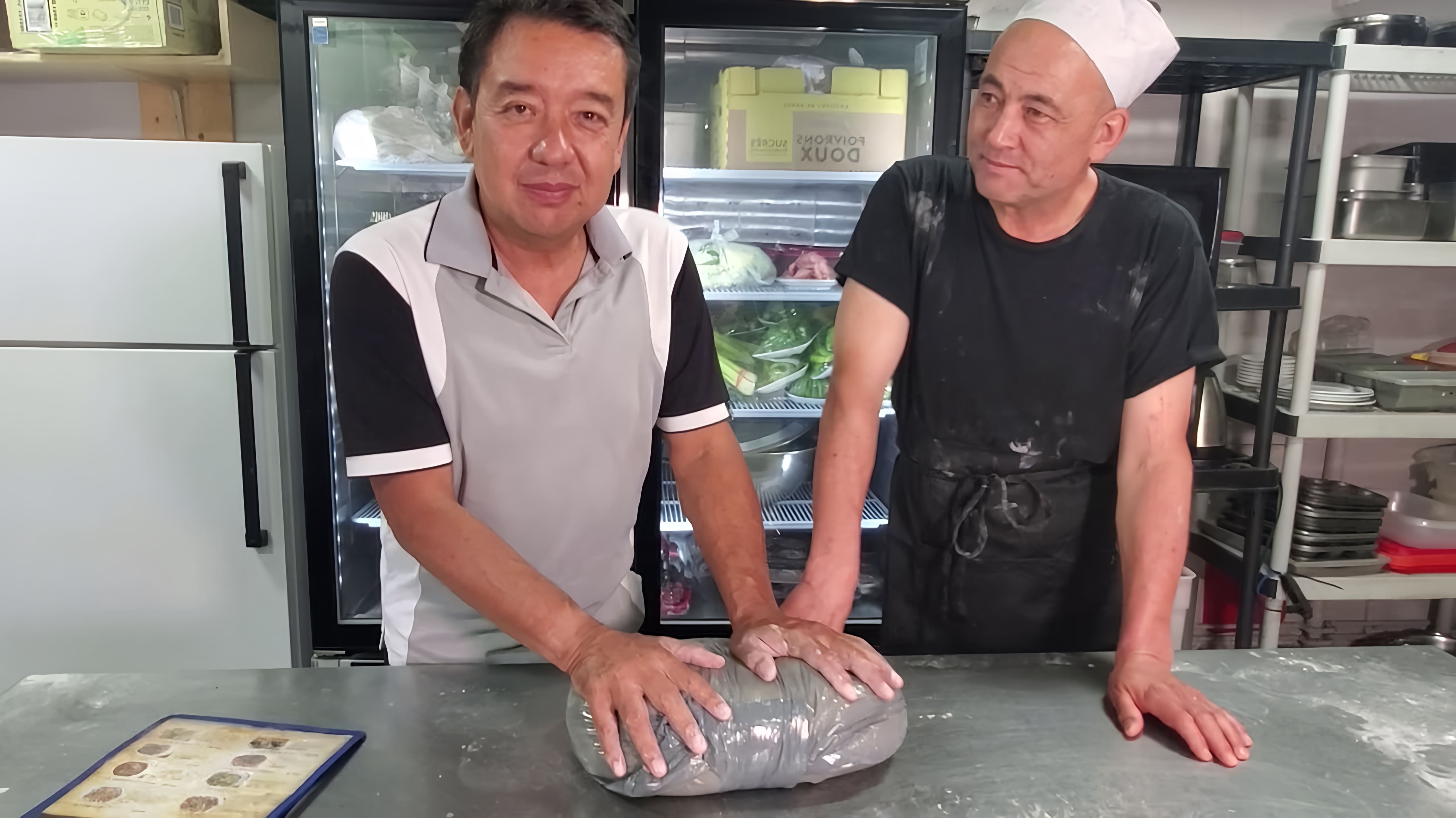 В этом видео демонстрируется процесс приготовления уйгурского лагмана, традиционного блюда уйгурской кухни