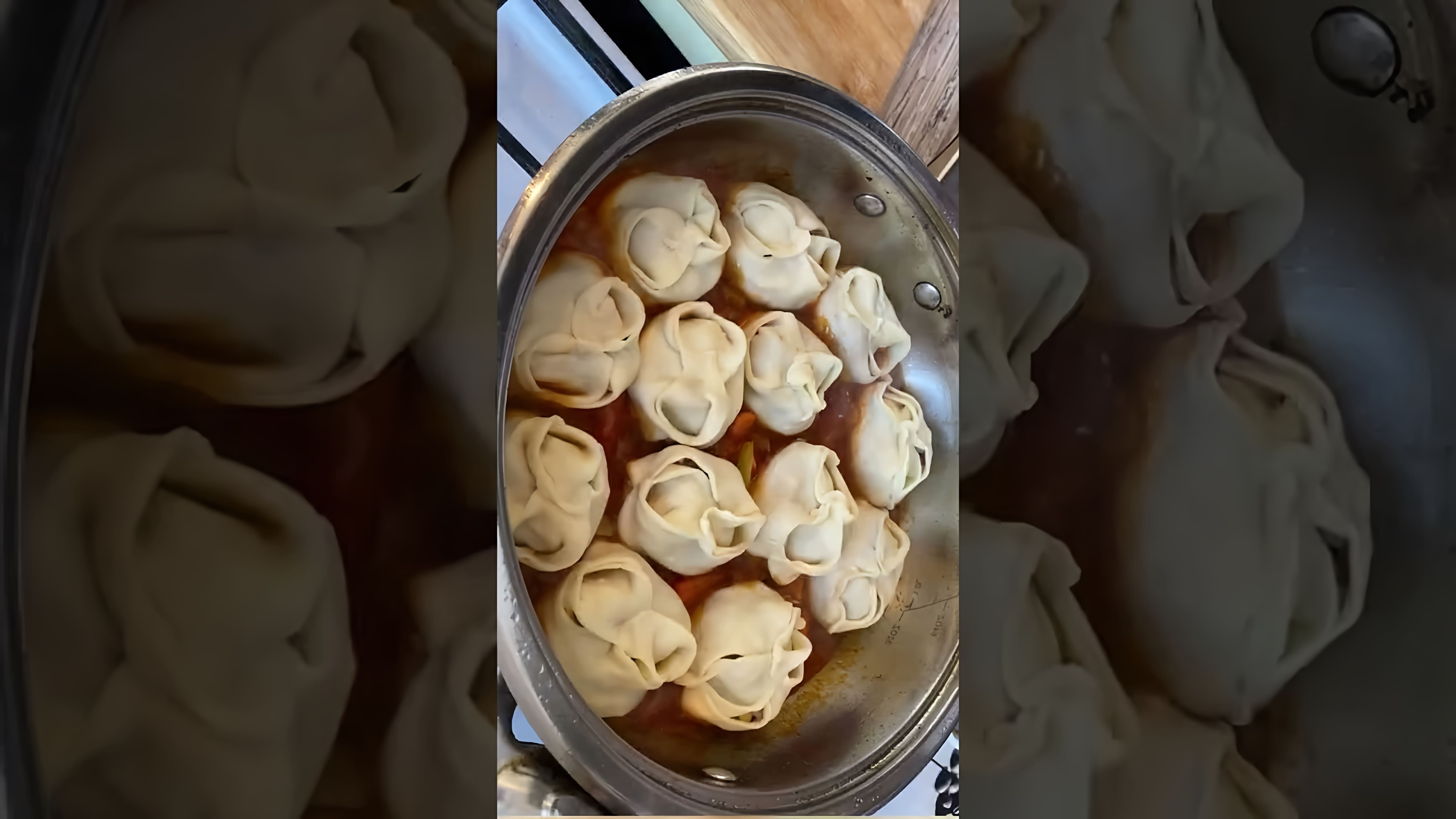 Манты без мантоварки - это видео-ролик, в котором рассказывается о том, как приготовить домашние манты с мясом и картошкой на сковороде