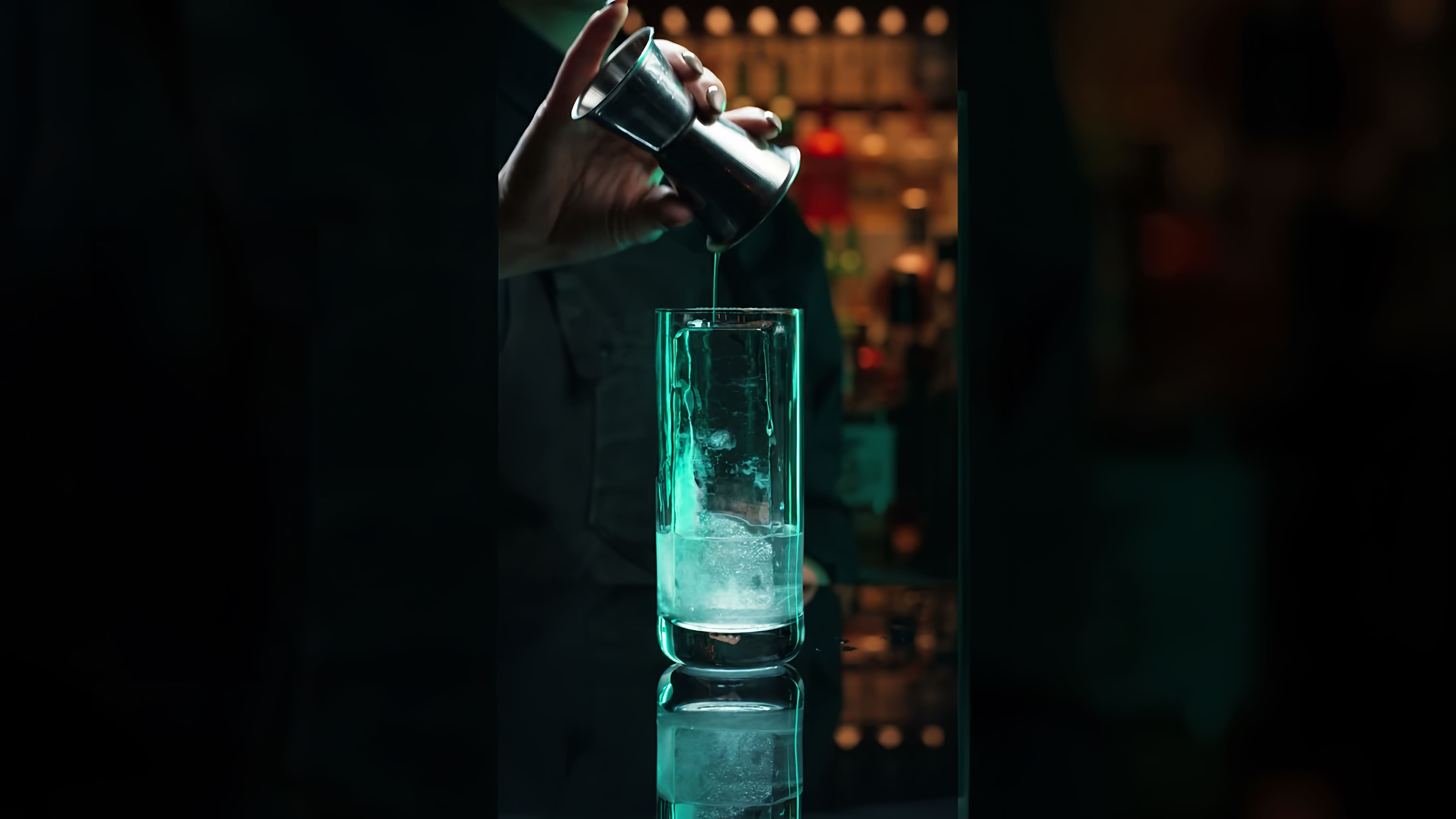 В этом видео-ролике "Джин Тоник / Рецепт коктейля / Pocket Bar" вы увидите, как приготовить вкусный и освежающий коктейль "Джин Тоник" в домашних условиях
