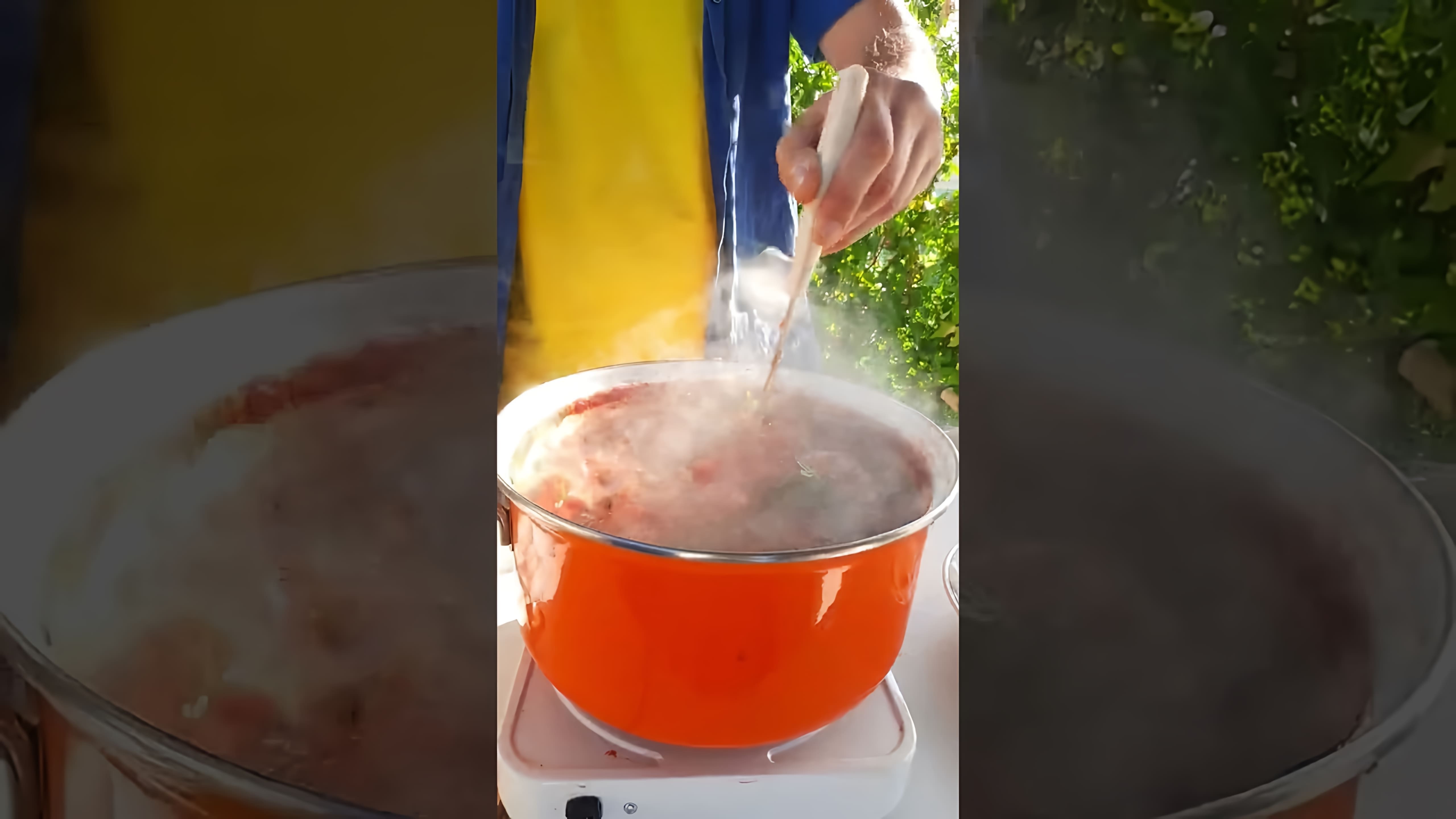 В этом видео демонстрируется процесс приготовления соуса "Долмио" для макарон