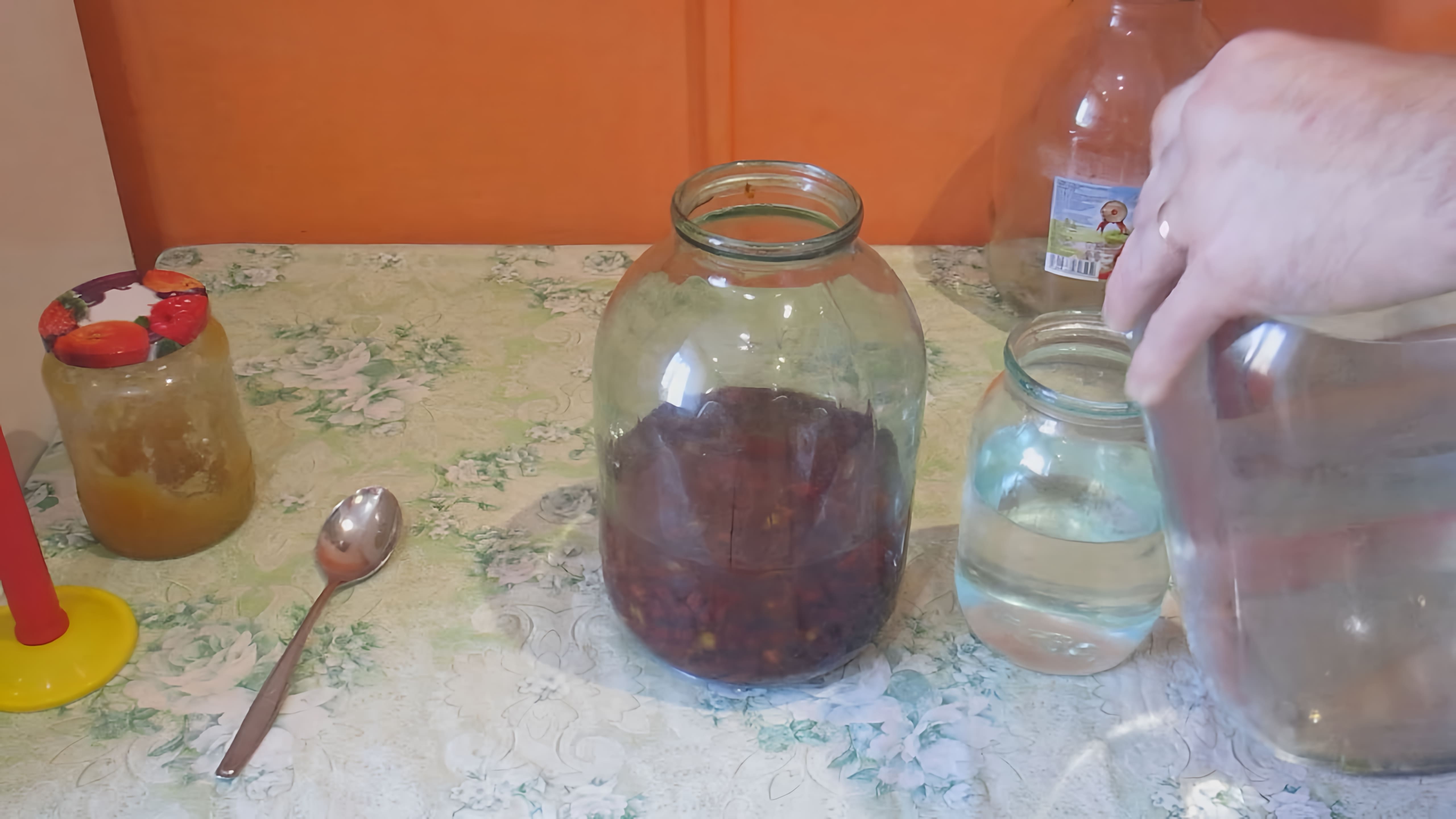 В этом видео демонстрируется процесс приготовления настойки на боярышнике с добавлением меда